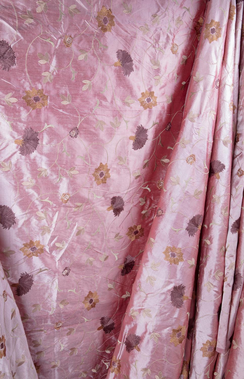 Anglo-indien Tissu de designer House Dupioni en soie rose poussiéreux, finement tissé à la main en vente