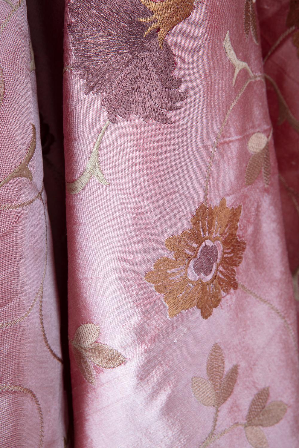 Tissu de designer House Dupioni en soie rose poussiéreux, finement tissé à la main Excellent état - En vente à Asheville, NC