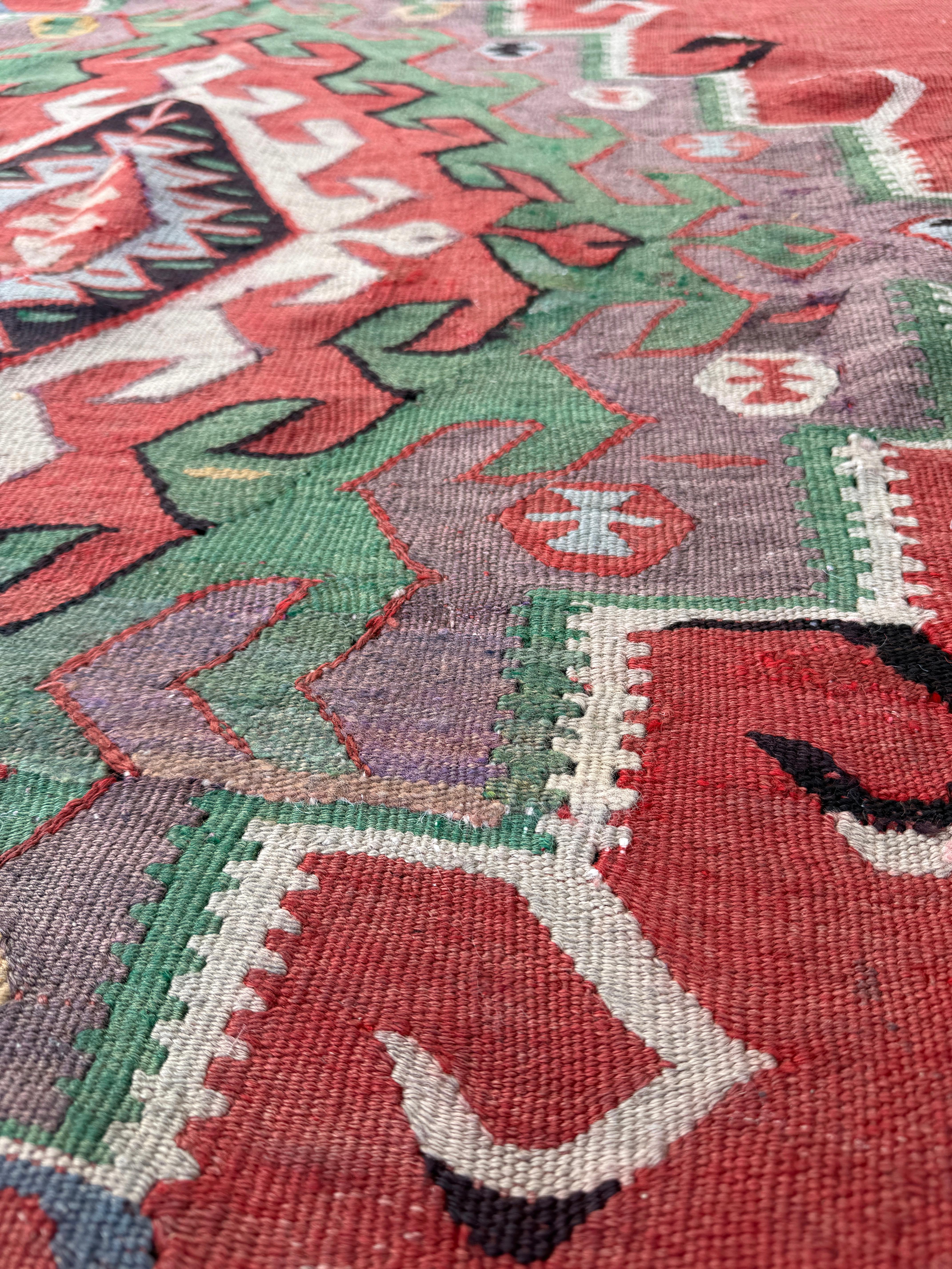 Questo kilim Oushak semi-antico è un'espressione radiosa dell'anima anatolica - tessuto a mano negli anni '40 con calore, equilibrio e storia. Il suo design è incentrato sull'audace medaglione Oushak, incorniciato da bordi ritmici e motivi