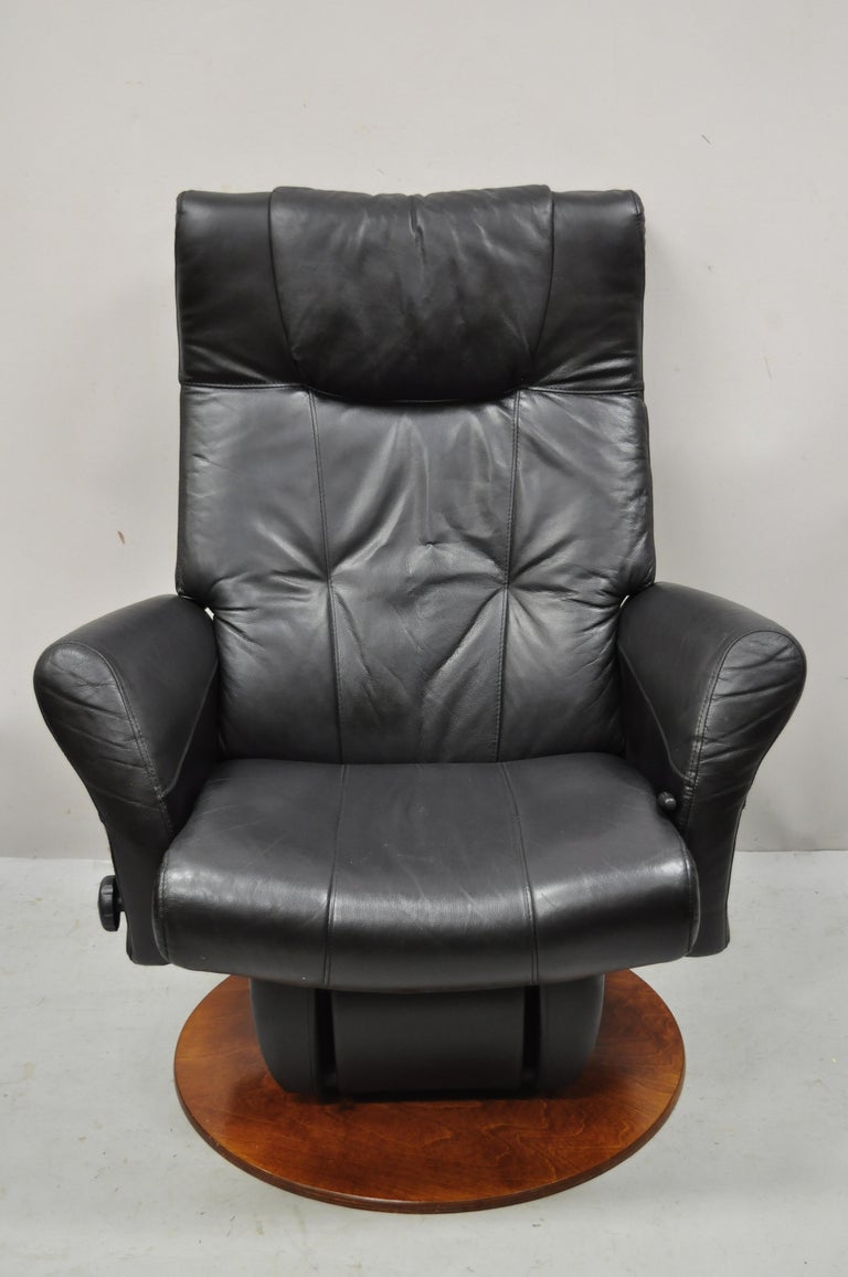 Fauteuil de relaxation pivotant et pouf Avant Glide en cuir noir Dutailier  sur 1stDibs