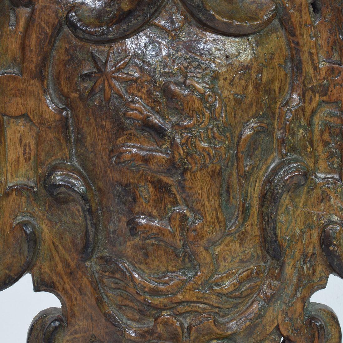 Niederländischer Barockmantel aus geschnitztem Holz aus dem 17./18. Jahrhundert im Angebot 5