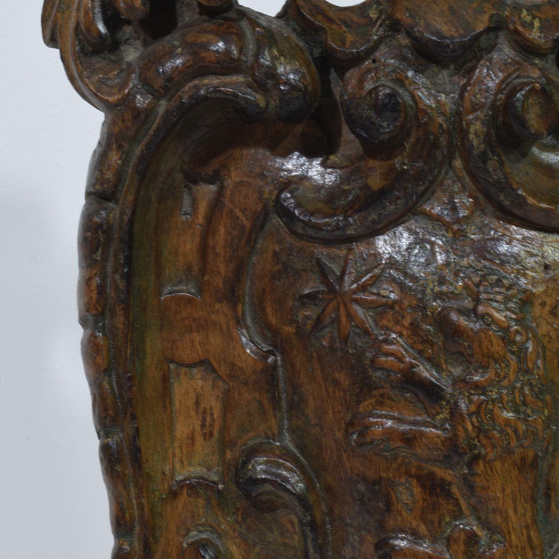 Niederländischer Barockmantel aus geschnitztem Holz aus dem 17./18. Jahrhundert im Angebot 9