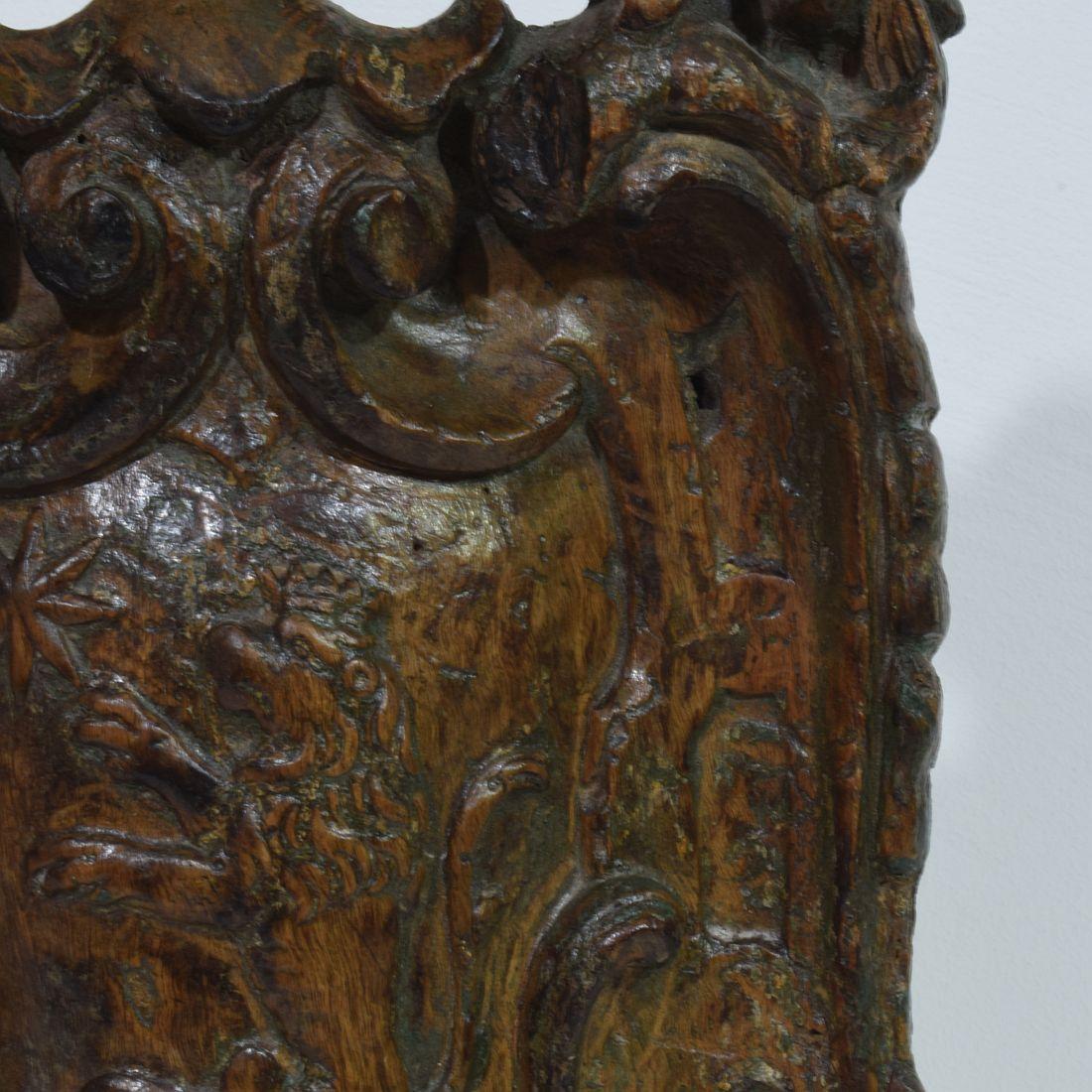 Niederländischer Barockmantel aus geschnitztem Holz aus dem 17./18. Jahrhundert im Angebot 10