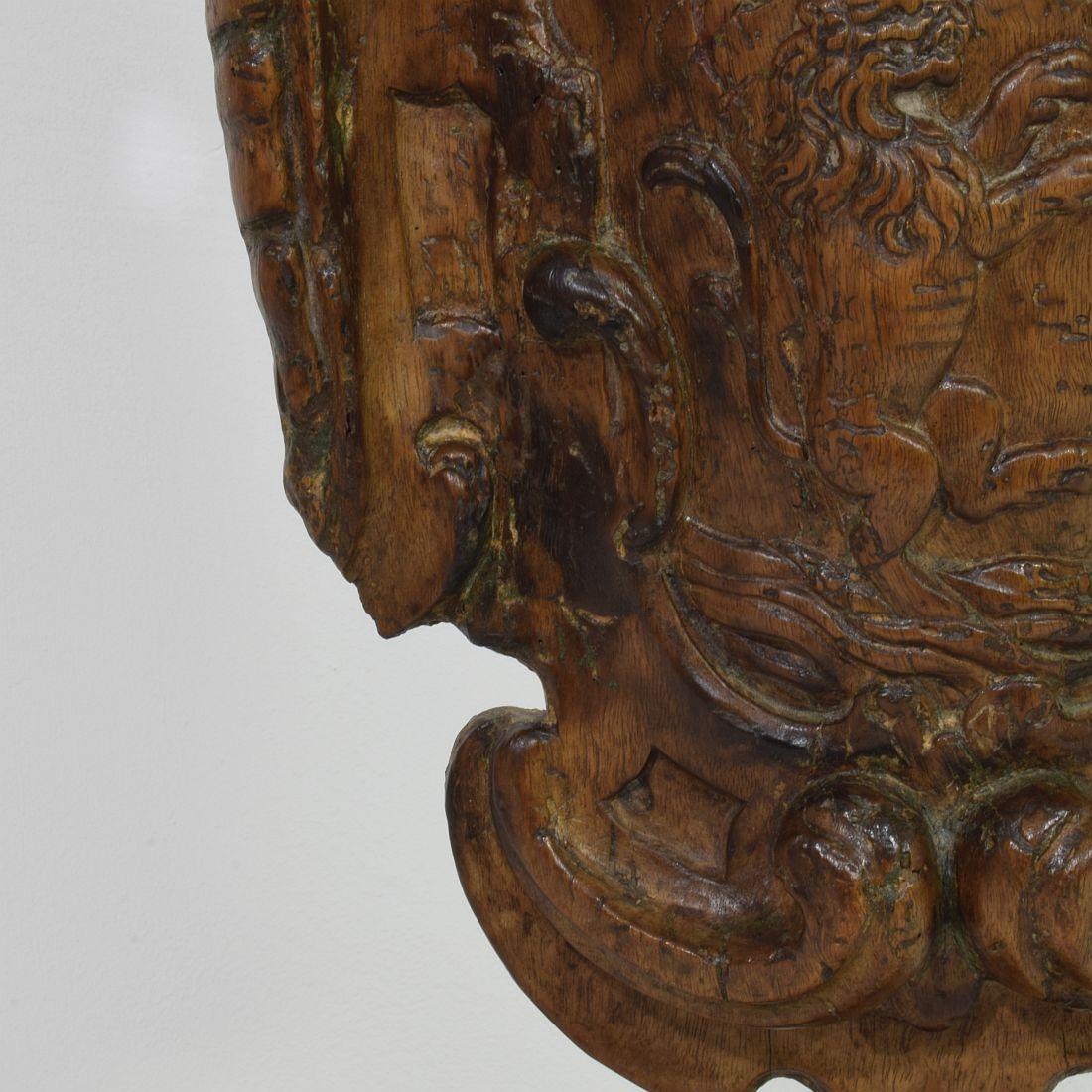 Niederländischer Barockmantel aus geschnitztem Holz aus dem 17./18. Jahrhundert im Angebot 10