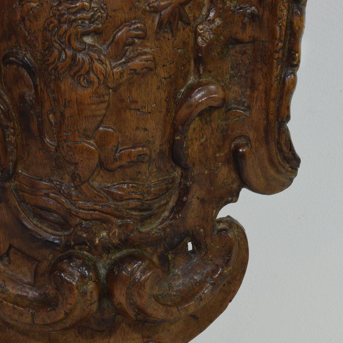 Niederländischer Barockmantel aus geschnitztem Holz aus dem 17./18. Jahrhundert im Angebot 11