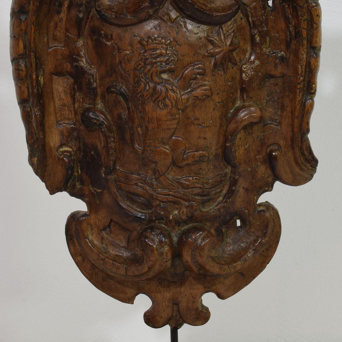 Dutch 17/18th Century Baroque Carved Wooden Coat of Arms For Sale 3