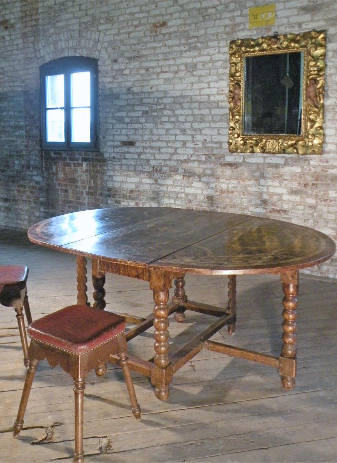 Dutch 17th Century Painted Large Oval Gate-Leg Dining Table For Sale 4