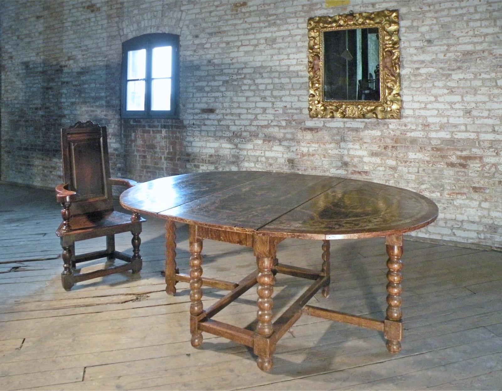Dutch 17th Century Painted Large Oval Gate-Leg Dining Table For Sale 2