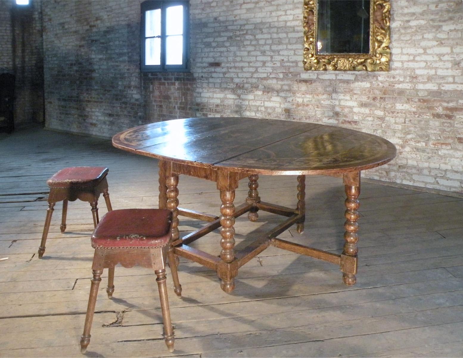 Dutch 17th Century Painted Large Oval Gate-Leg Dining Table For Sale 3
