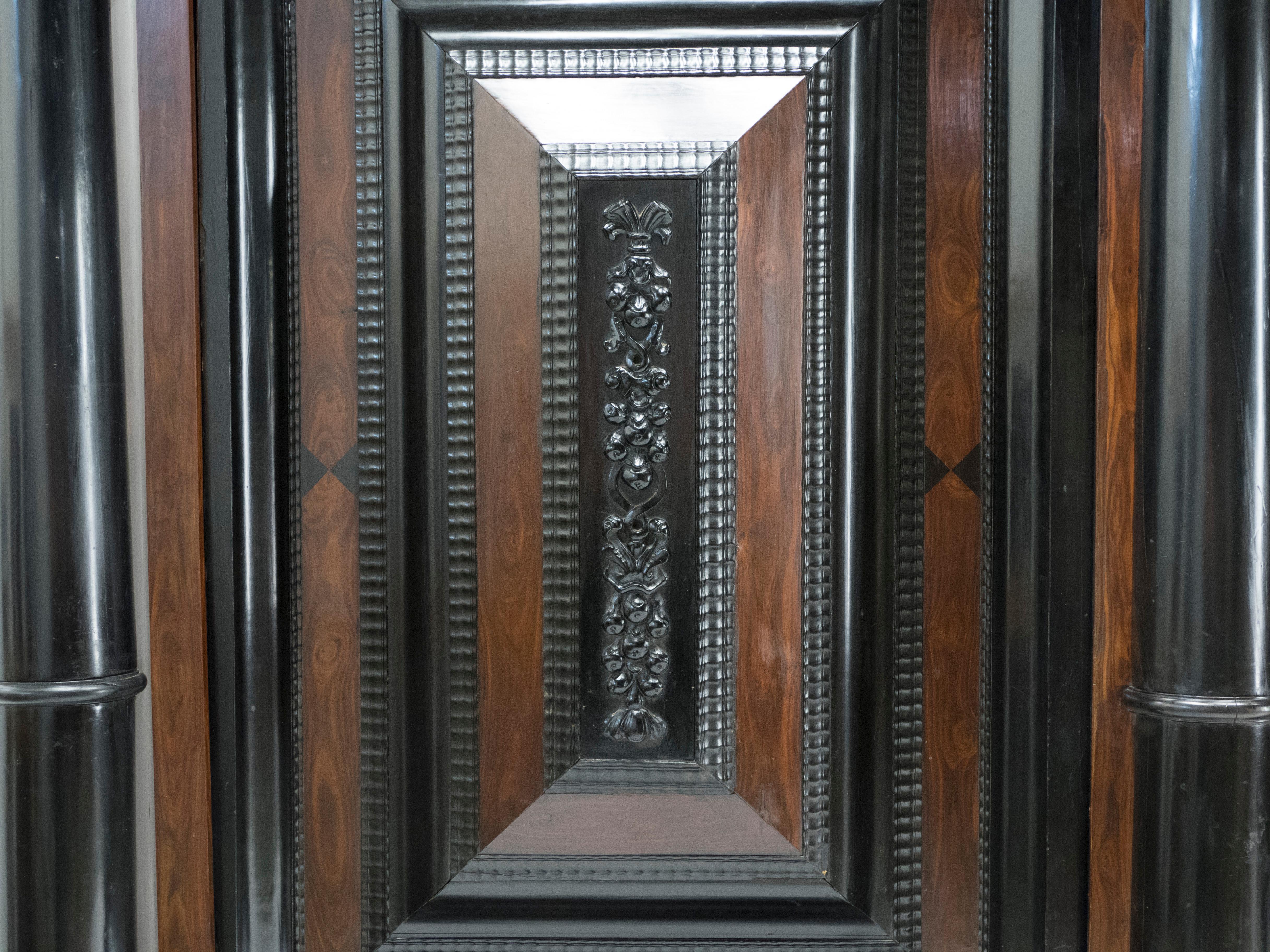 Armoire baroque hollandaise du 17e siècle en bois de rose et ébène Kussenkast, 1670 en vente 2