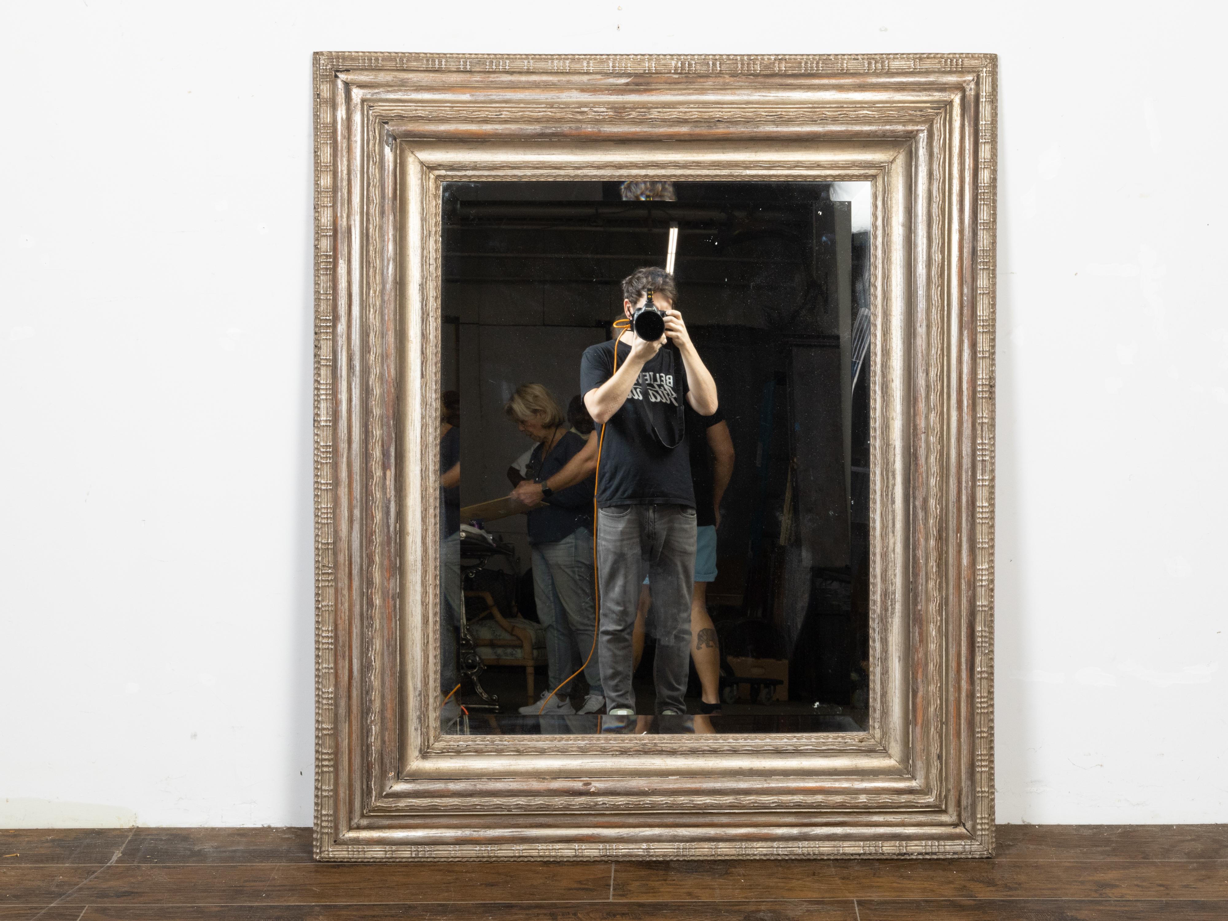 Ein holländischer rechteckiger Spiegel aus dem frühen 19. Jahrhundert mit Blattsilberdekor, geschnitztem Rahmen und abgeschrägter Spiegelplatte. Dieser holländische Spiegel, der in den Niederlanden in den frühen Jahren des 19. Jahrhunderts