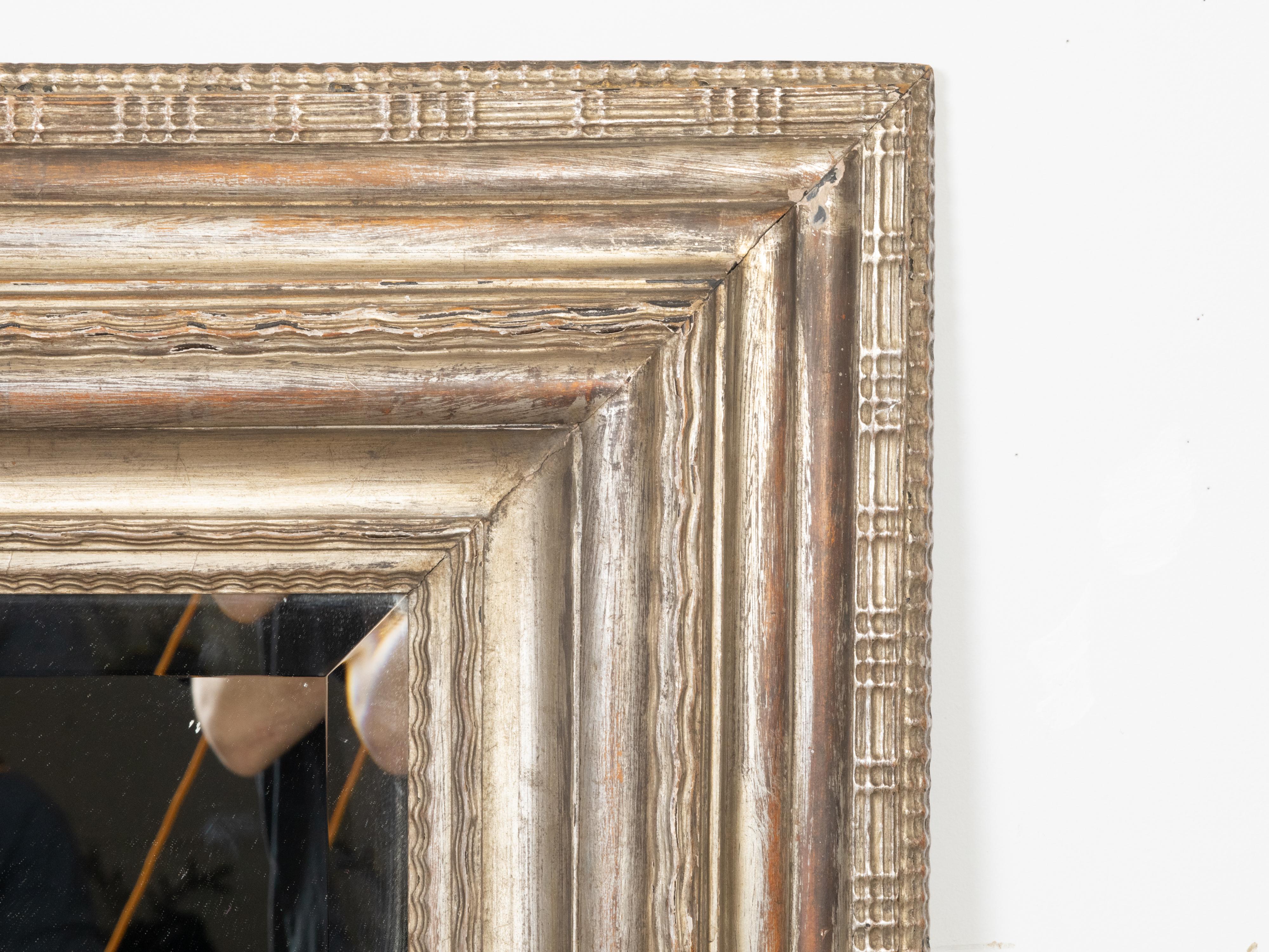 Niederländischer 1800er Blattsilber vergoldeter Spiegel mit geschnitzten gerillten Motiven und abgeschrägter Platte im Zustand „Gut“ im Angebot in Atlanta, GA