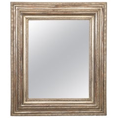 Miroir hollandais des années 1800, doré à la feuille d'argent, avec motifs cannelés sculptés et plaque biseautée