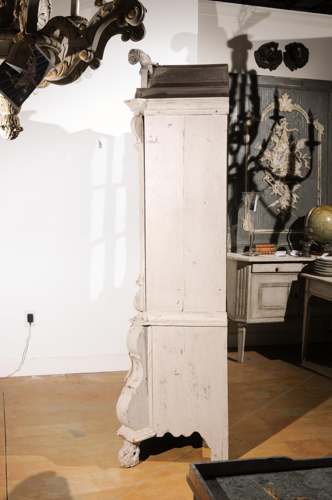 Cabinet peint néo-rococo hollandais des années 1850 avec portes vitrées et coffre bombé en vente 4