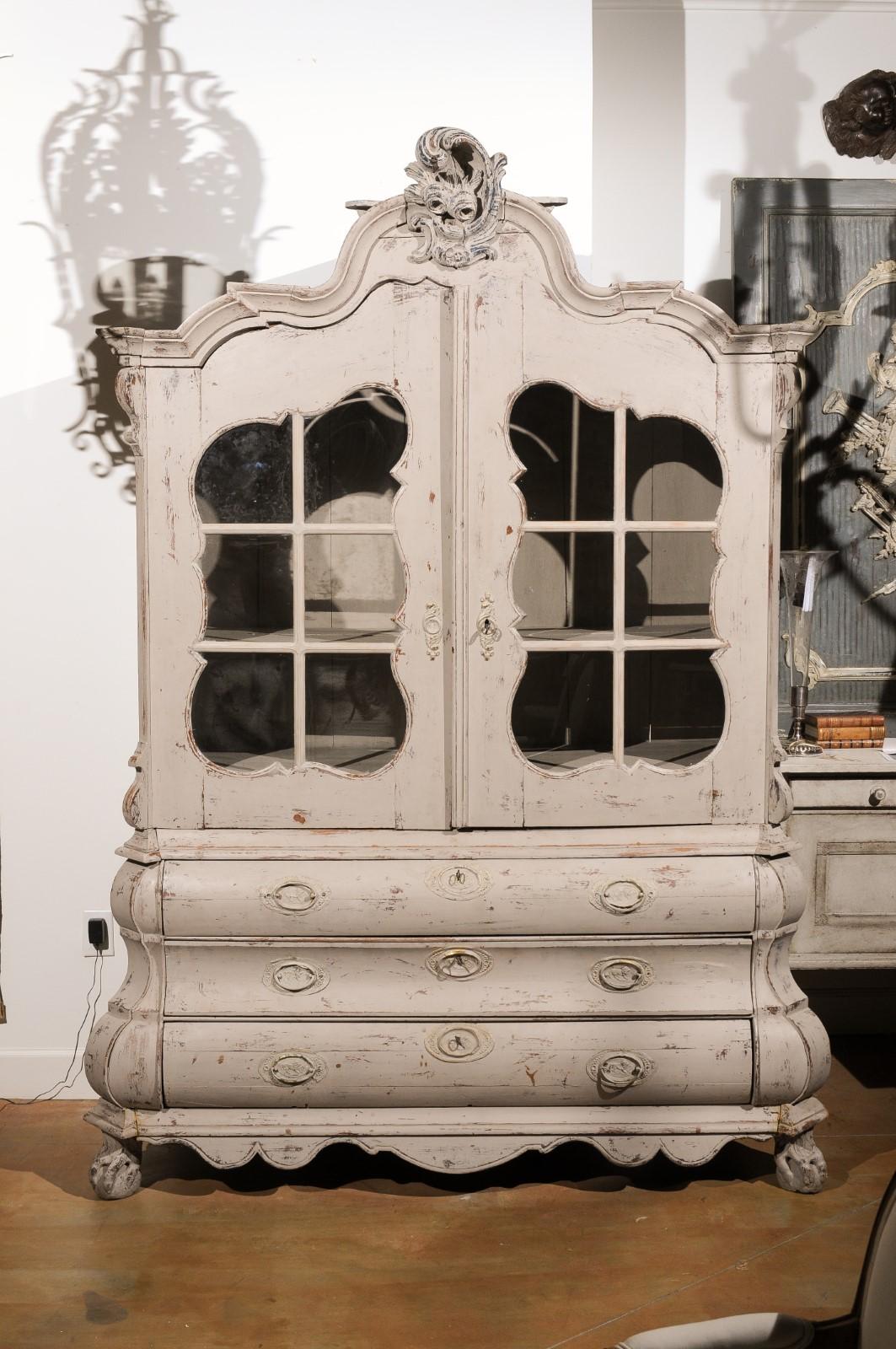 Dutch 1850s Rococo Revival Painted Cabinet with Glass Doors and Bombé Chest For Sale 7