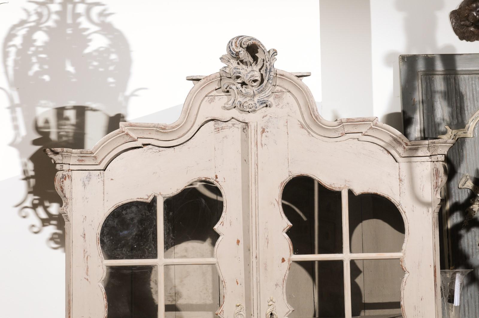 Néo-rococo Cabinet peint néo-rococo hollandais des années 1850 avec portes vitrées et coffre bombé en vente