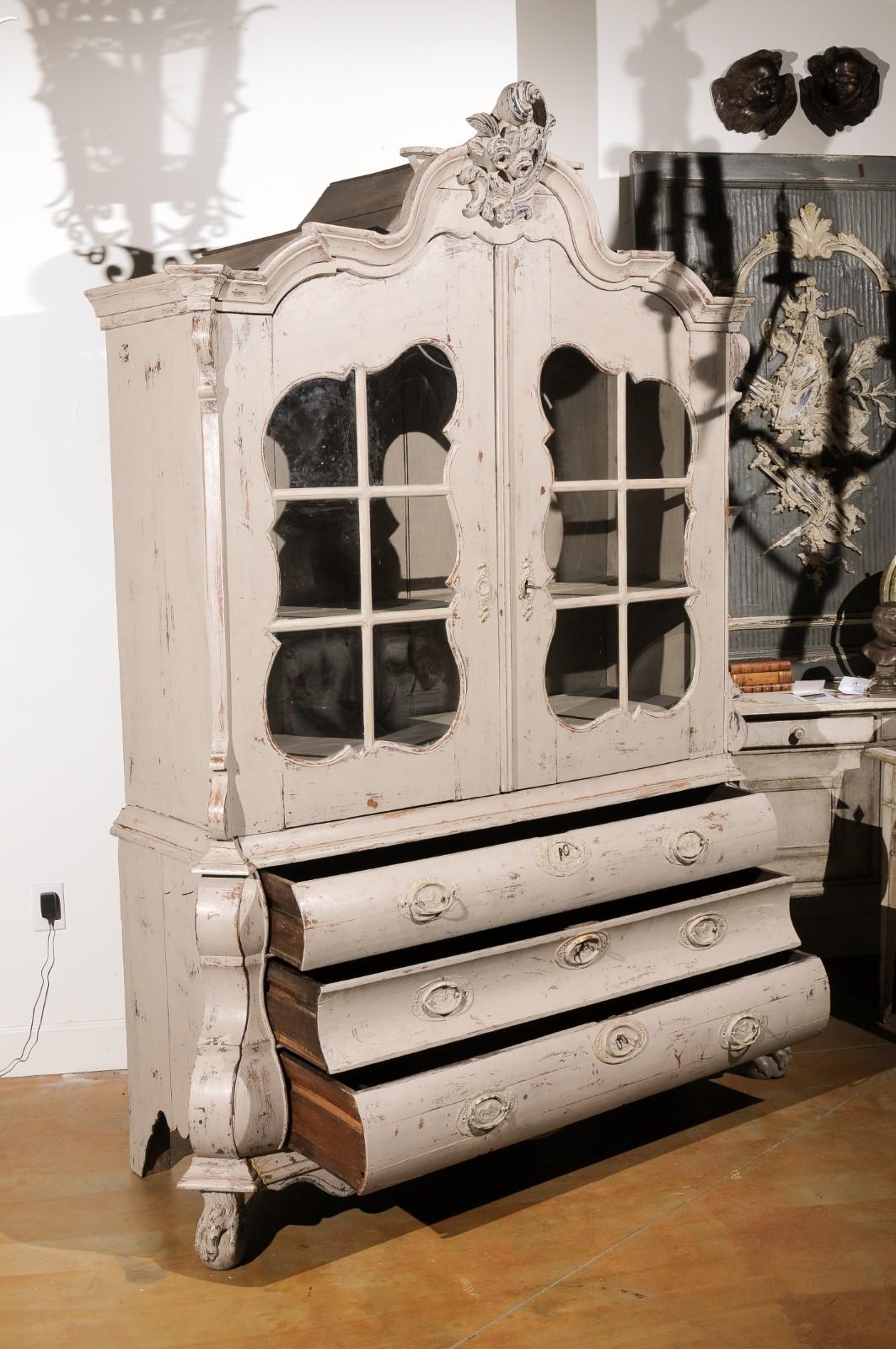 Dutch 1850s Rococo Revival Painted Cabinet with Glass Doors and Bombé Chest For Sale 3