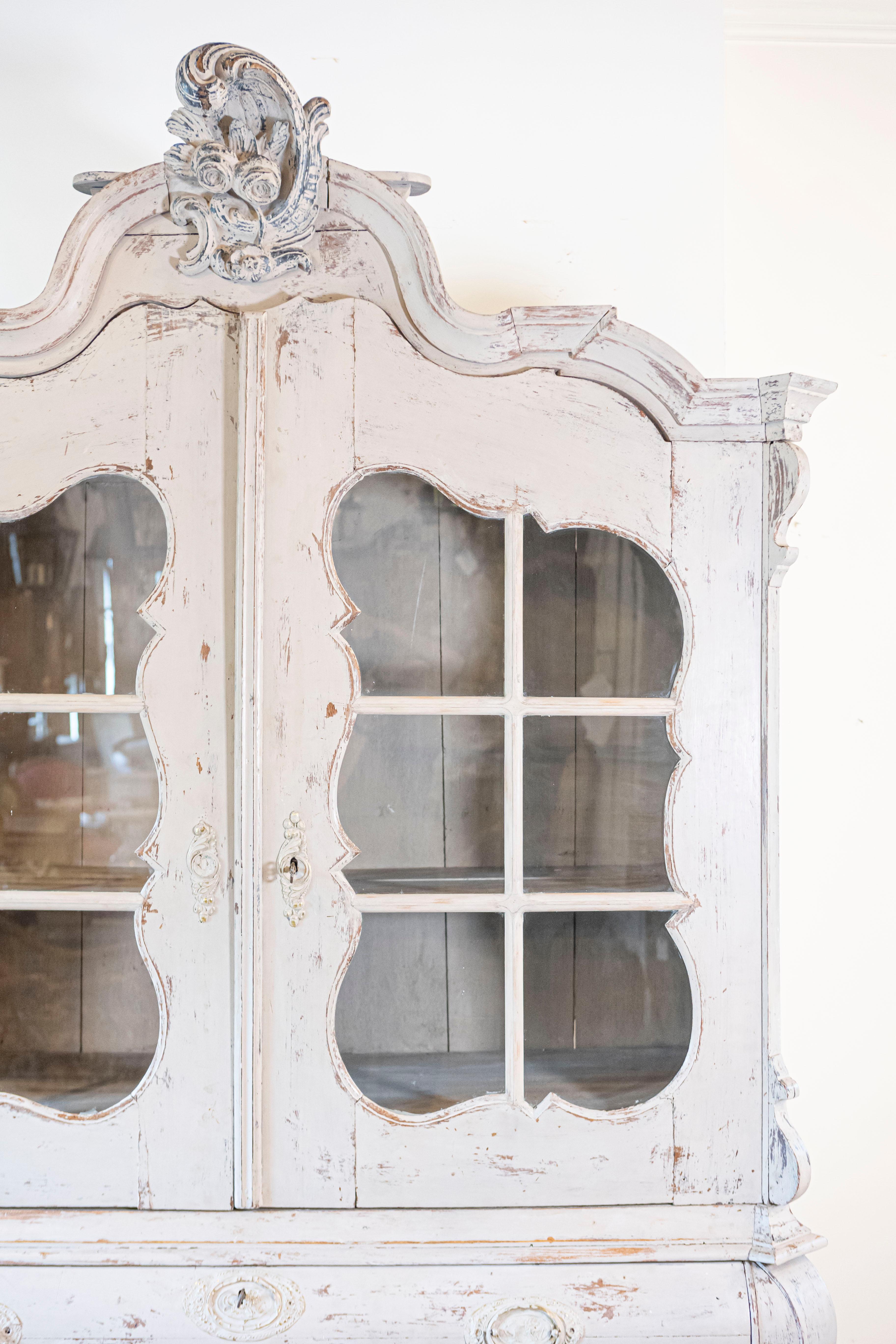 Dutch 1850s Rococo Revival Painted Cabinet with Glass Doors and Bombé Chest For Sale 4