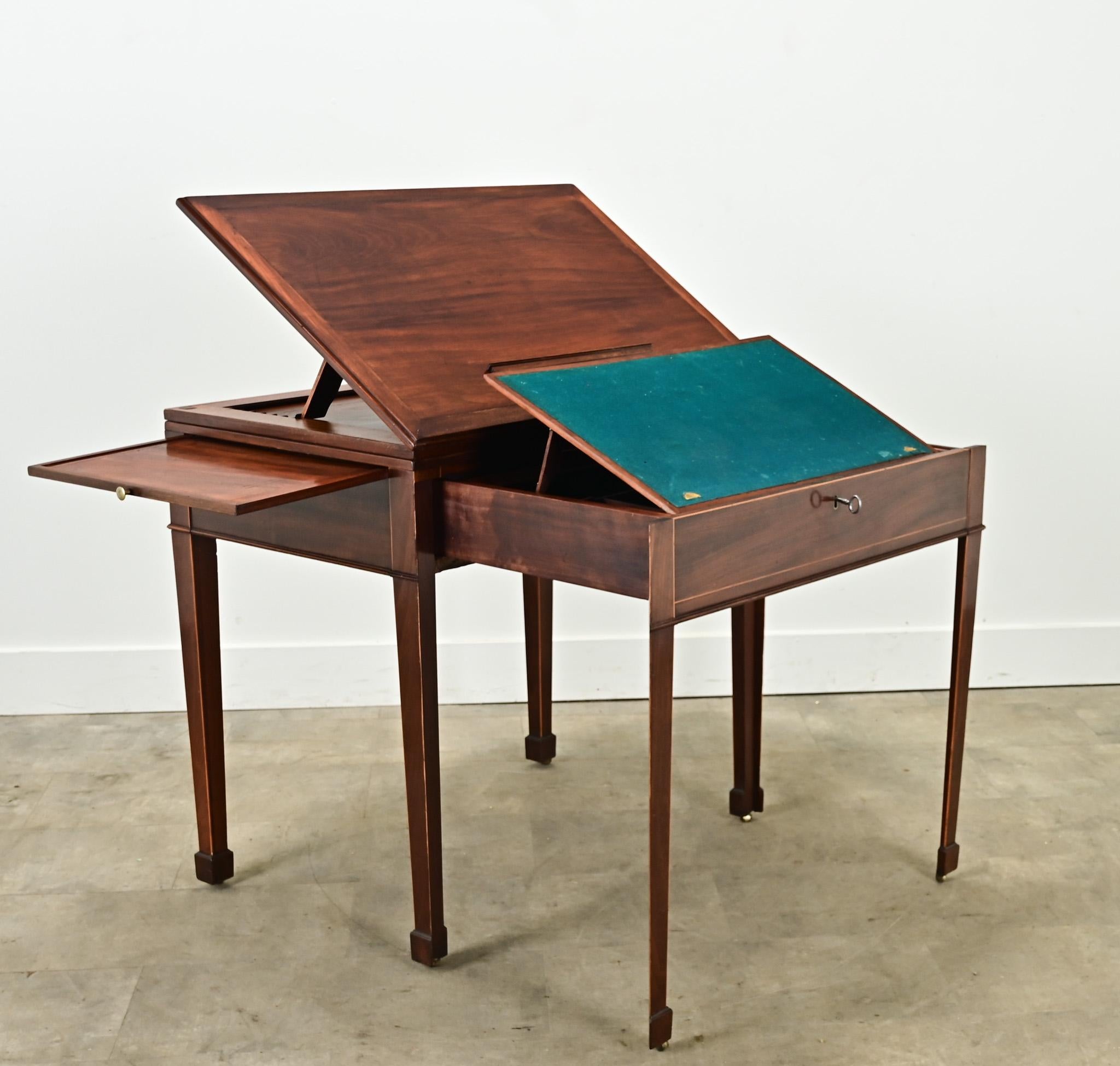 Ein vielseitiger niederländischer Architektenschreibtisch aus den späten 1700er Jahren. Dieser Mahagoni-Schreibtisch hat eine verstellbare, kippbare Zeichenfläche mit sechs verschiedenen Höhenoptionen. Die Schreibfläche ist 32 ¼