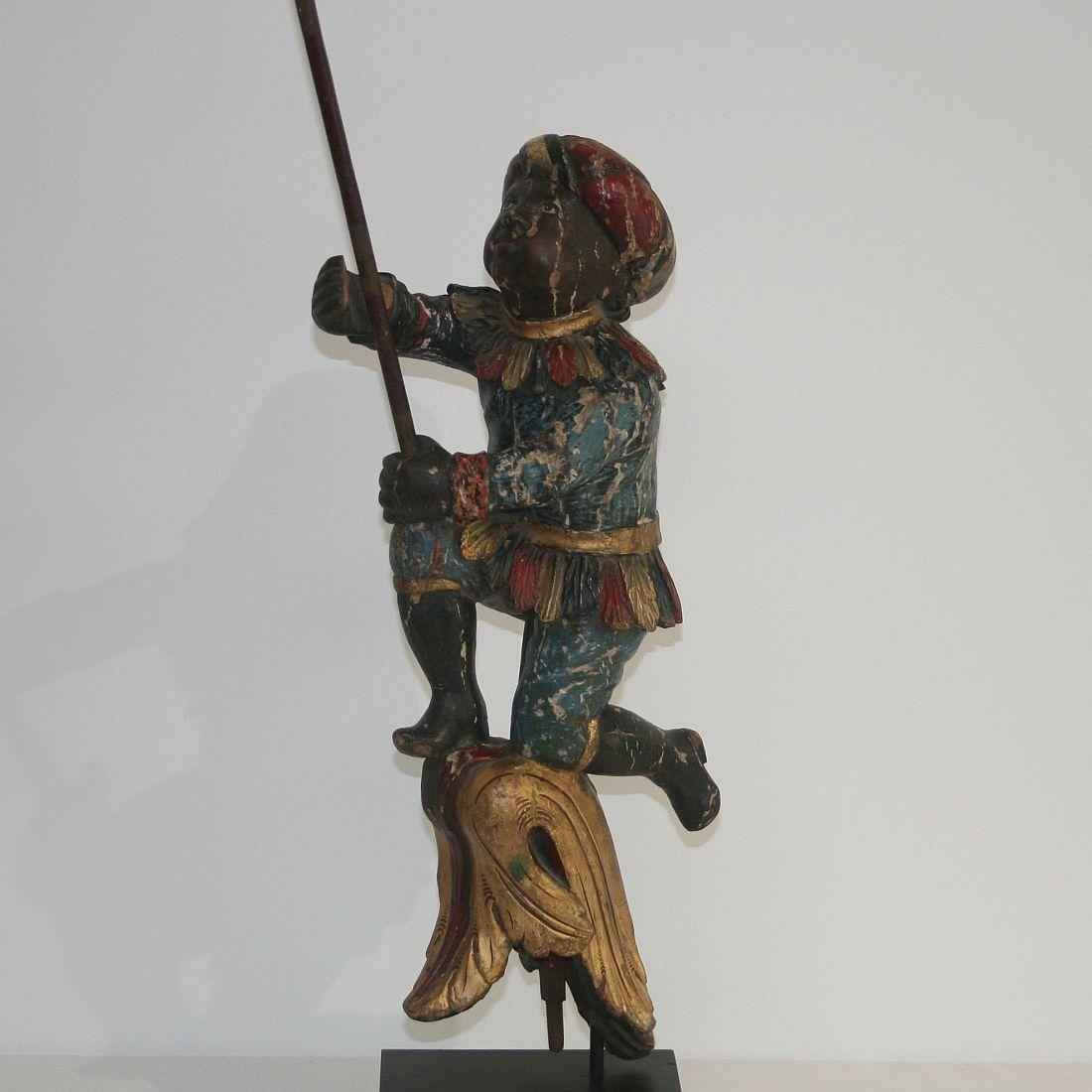 Dutch 18th Century Baroque Carved Wooden Standard Bearer In Good Condition In Buisson, FR