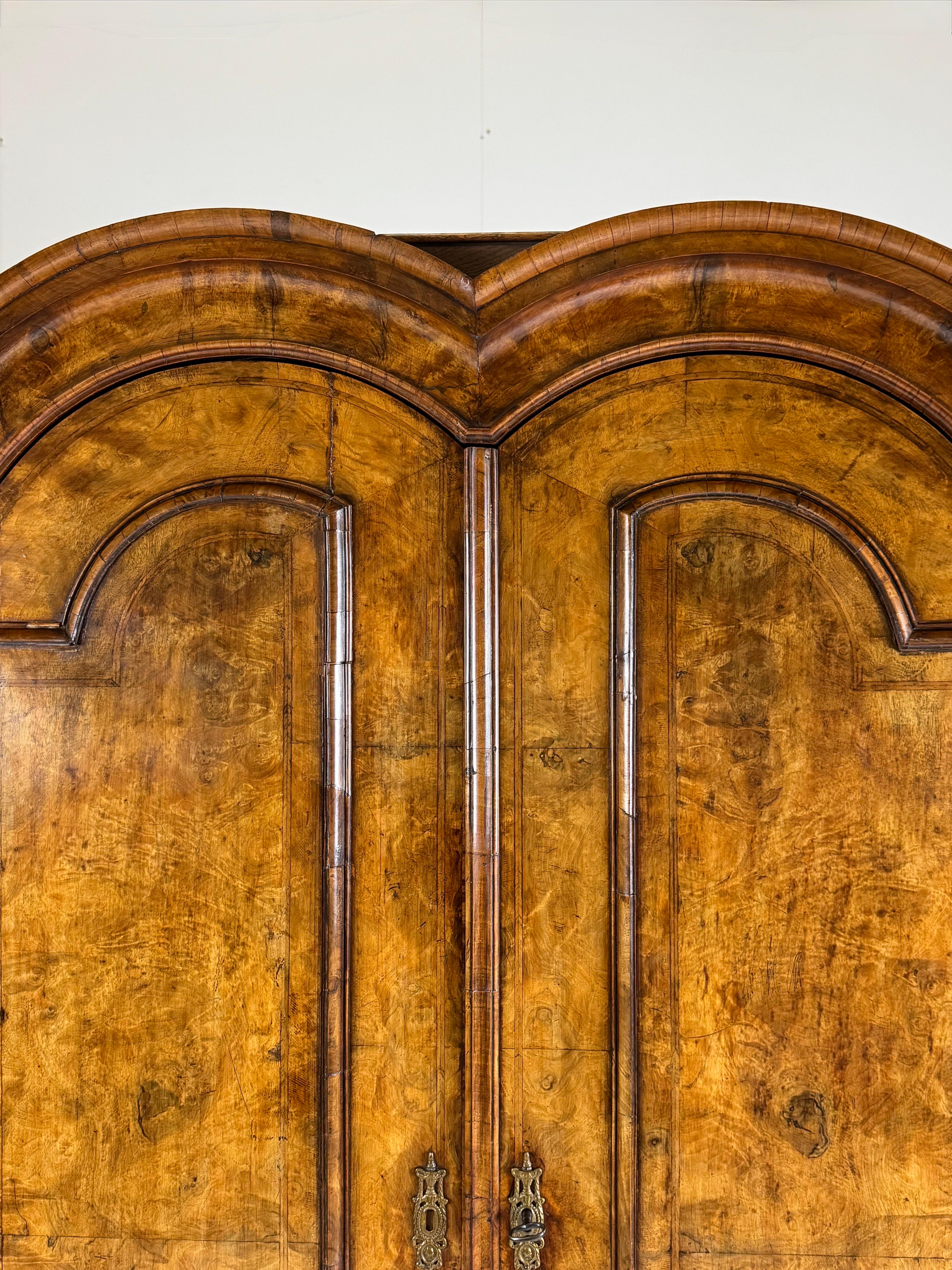 Dutch 18th century Burr Walnut Cabinet For Sale 5