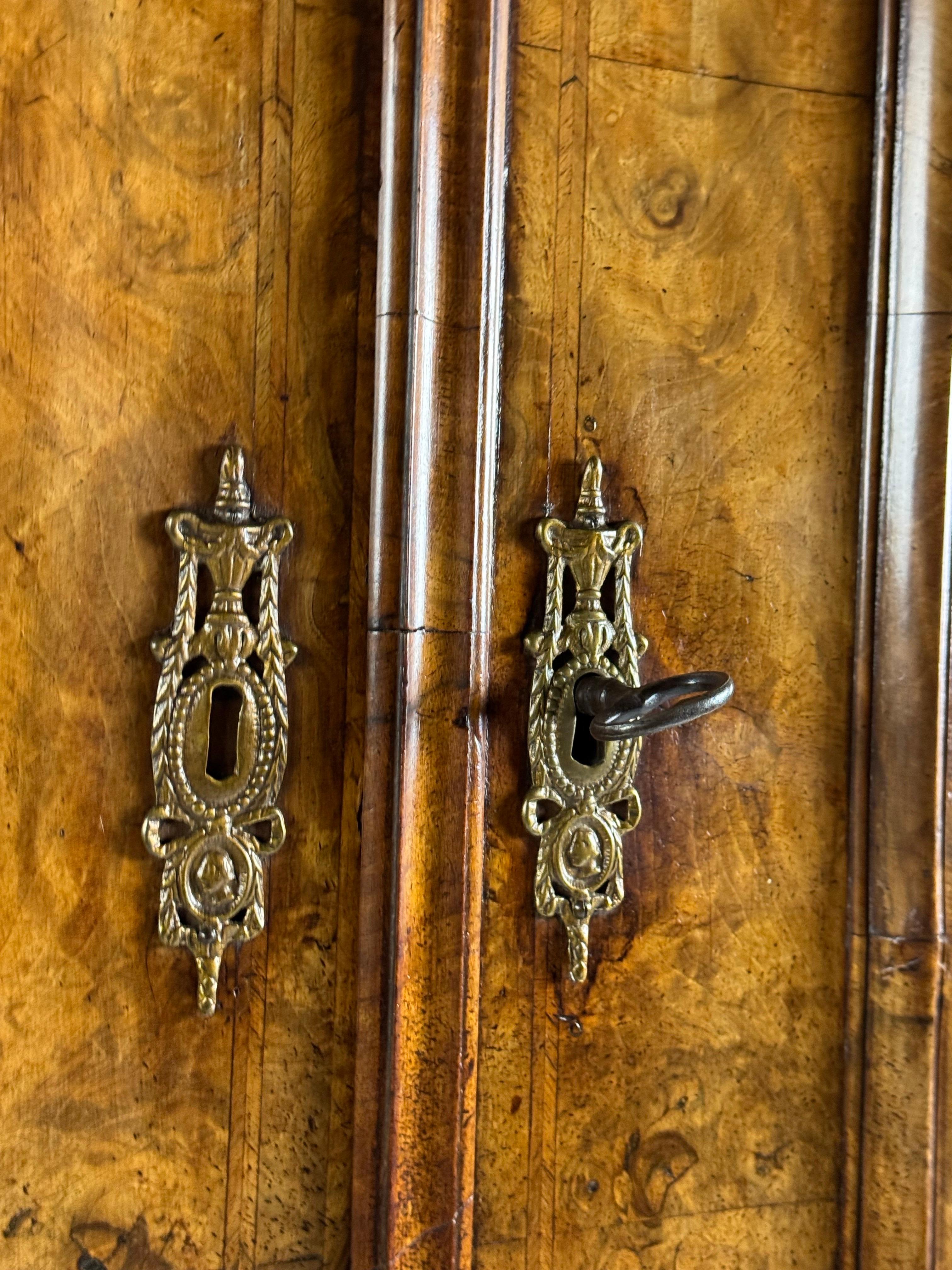 Dutch 18th century Burr Walnut Cabinet For Sale 9