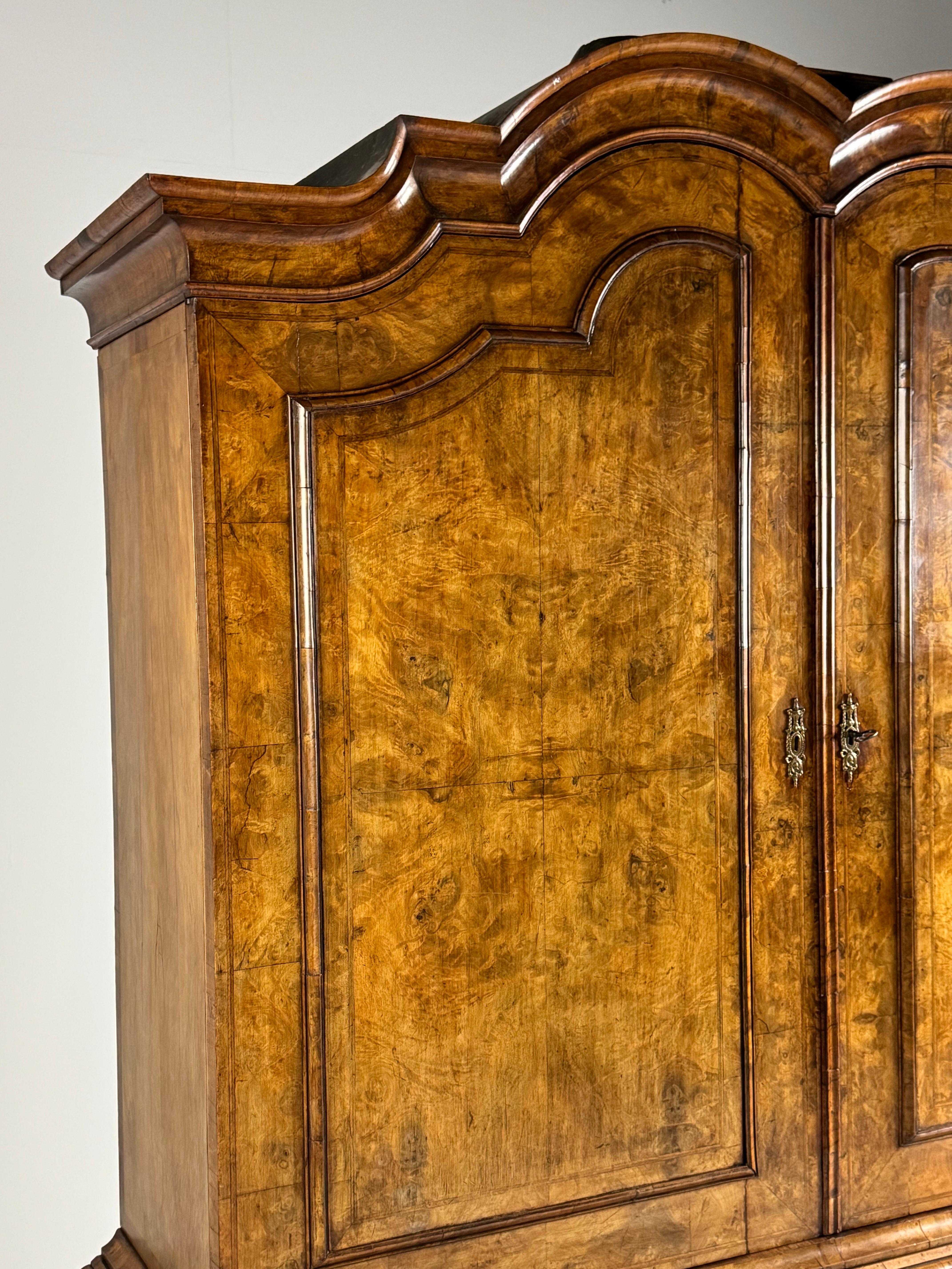 Dutch 18th century Burr Walnut Cabinet For Sale 1