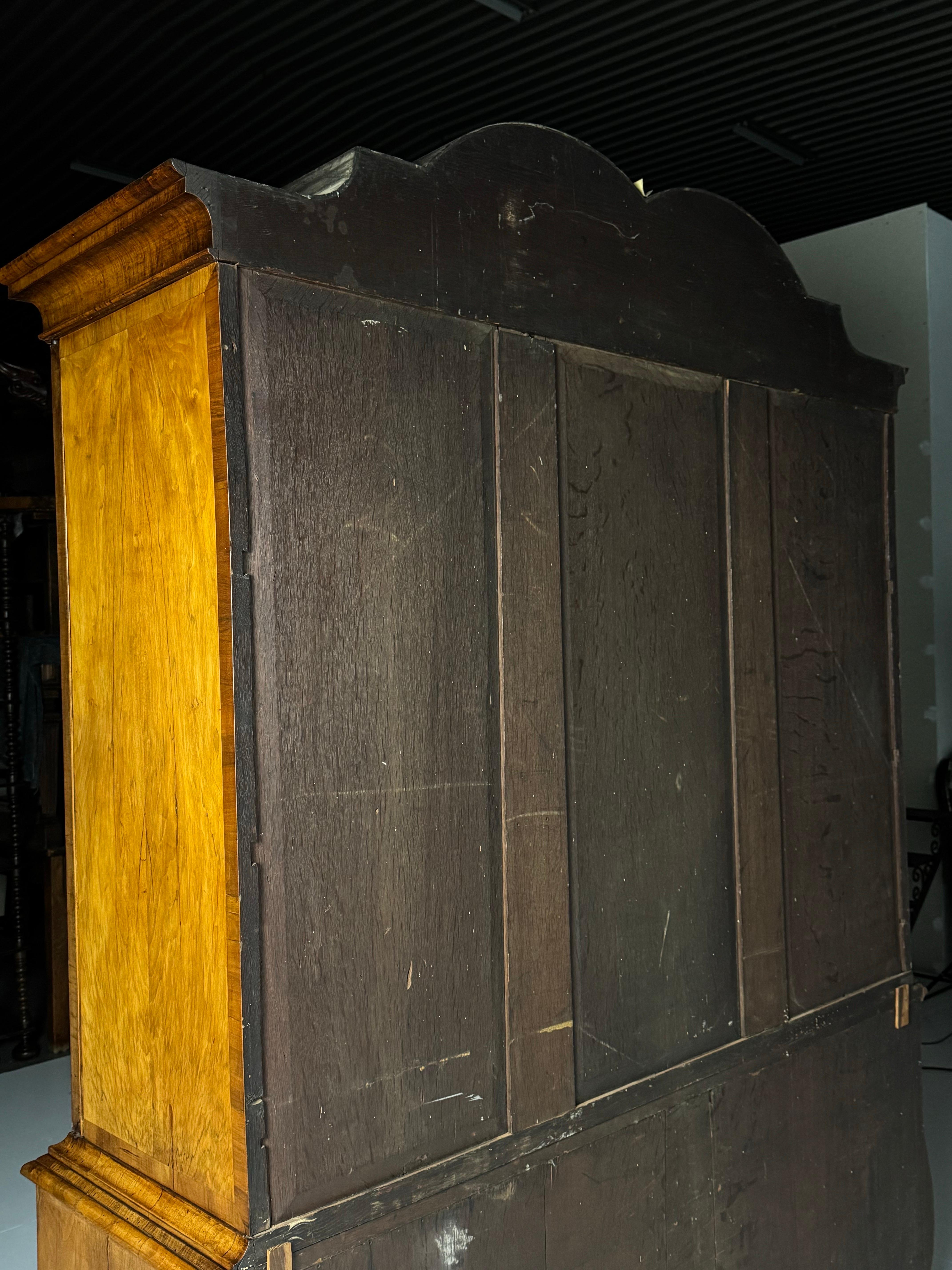 Dutch 18th century Burr Walnut Cabinet For Sale 2