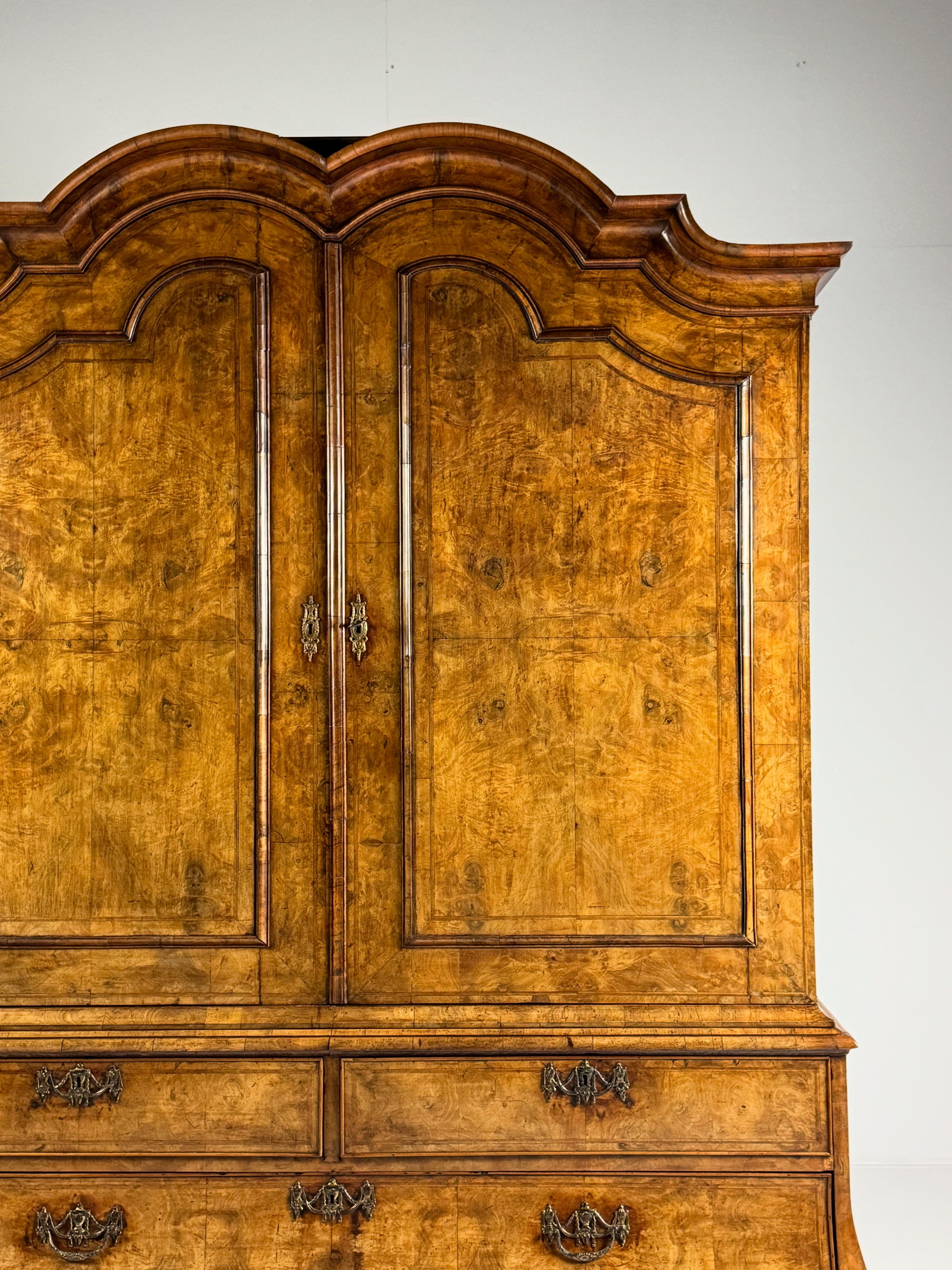 Dutch 18th century Burr Walnut Cabinet For Sale 3