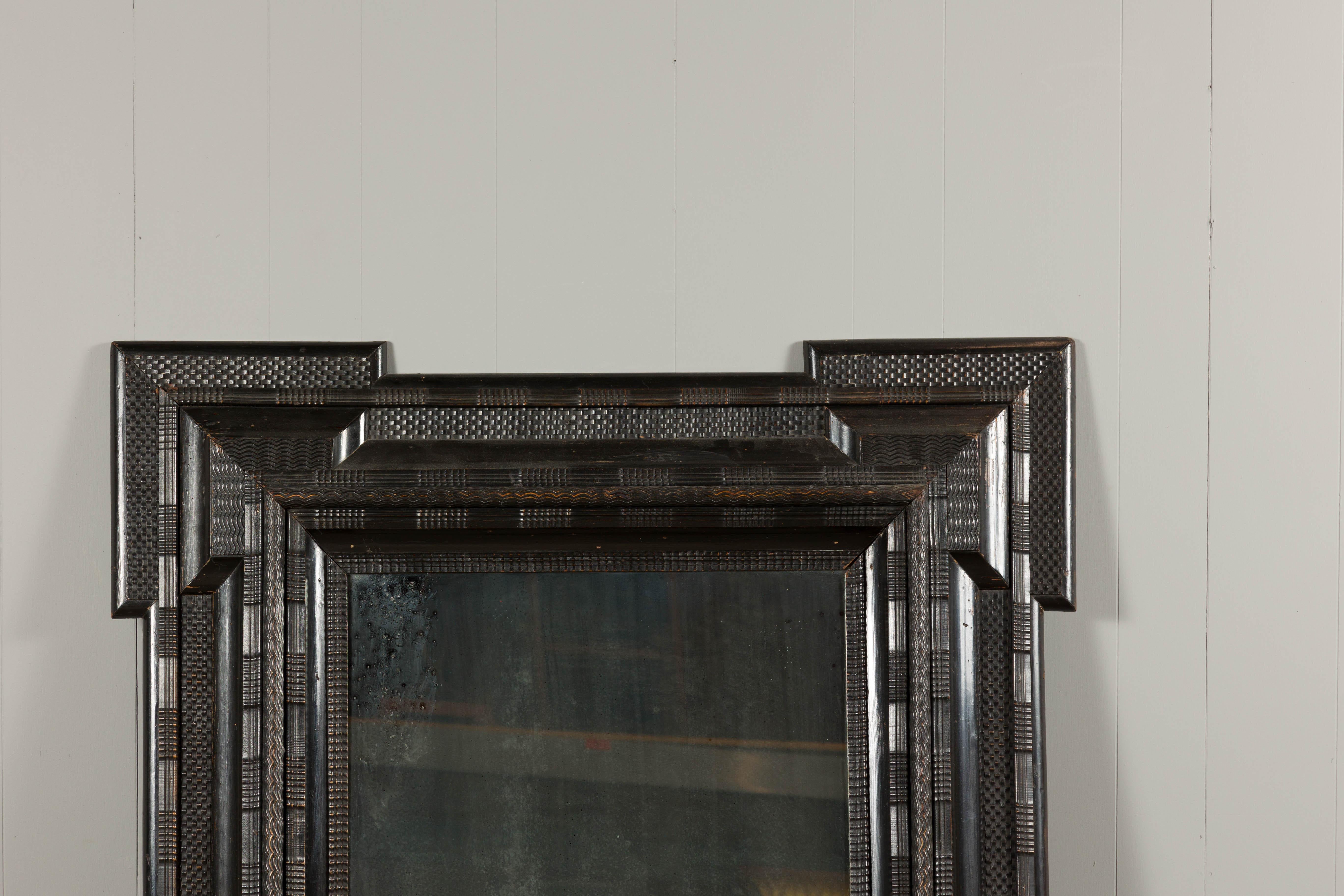 Dunkelbrauner geschnitzter holländischer Holzspiegel aus dem 18. Jahrhundert mit vorspringenden Ecken (Geschnitzt) im Angebot