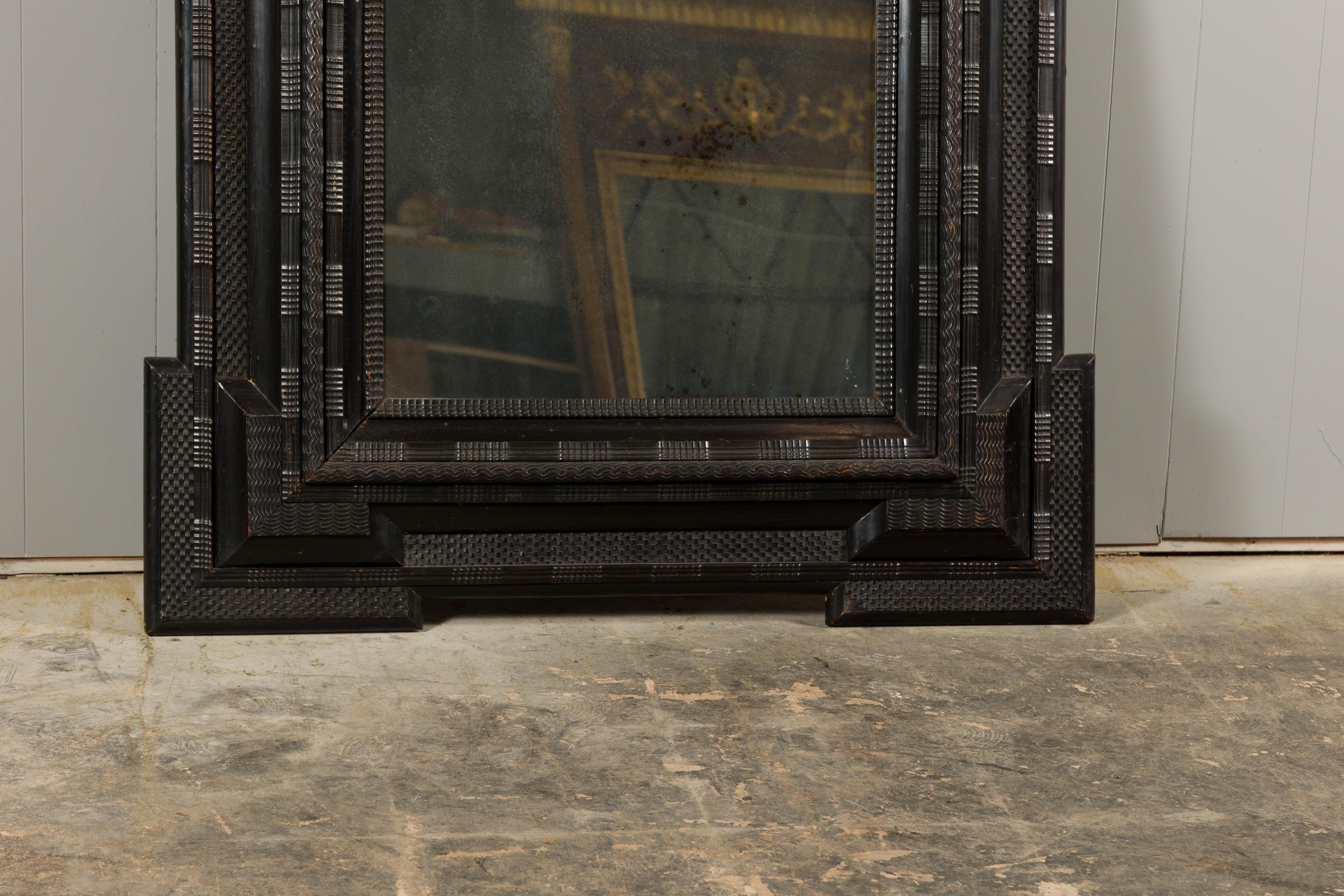 Dunkelbrauner geschnitzter holländischer Holzspiegel aus dem 18. Jahrhundert mit vorspringenden Ecken im Zustand „Gut“ im Angebot in Atlanta, GA