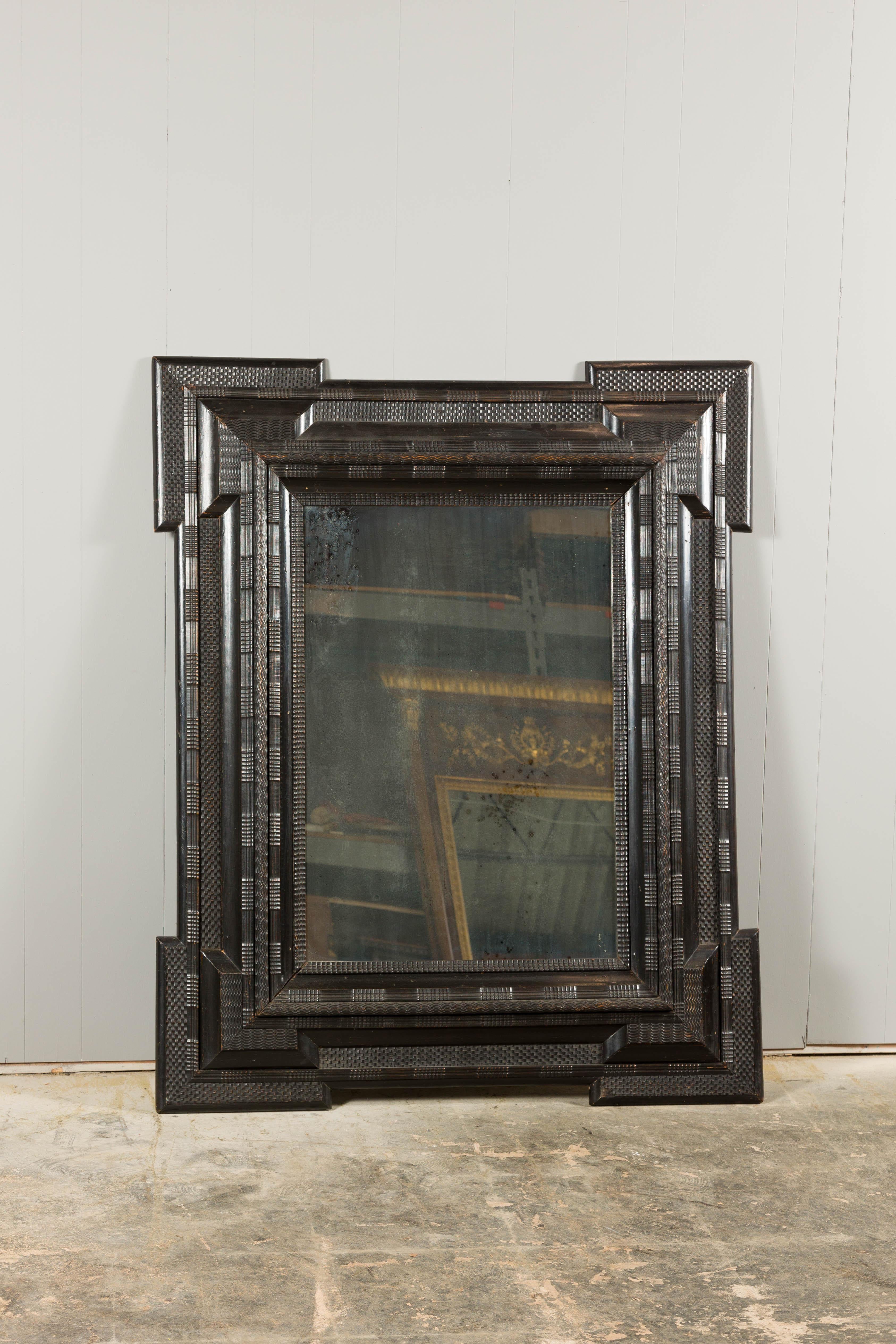 Dunkelbrauner geschnitzter holländischer Holzspiegel aus dem 18. Jahrhundert mit vorspringenden Ecken (18. Jahrhundert und früher) im Angebot