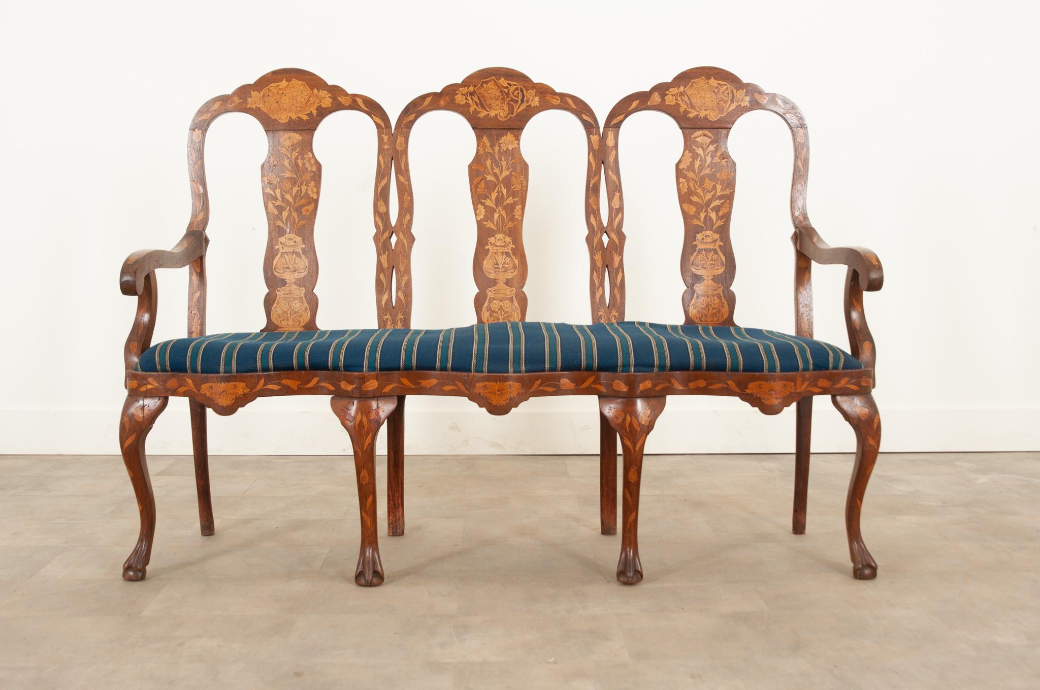 Dieses Dreisitzer-Sofa im holländischen Rokokostil ist eine wunderbare Ergänzung für jede Einrichtung. Hergestellt im 19. Jahrhundert mit hochwertigen, kunstvollen Intarsienarbeiten. Auf der Oberseite jeder Rückenlehne ist ein gekrönter Löwe in