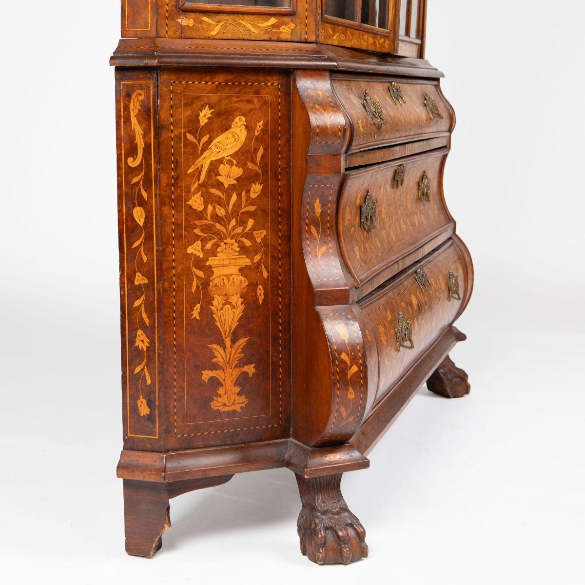 Dutch 18th Century Rococo Vitrine with Bombe Base and Exceptional Marquetry For Sale 7
