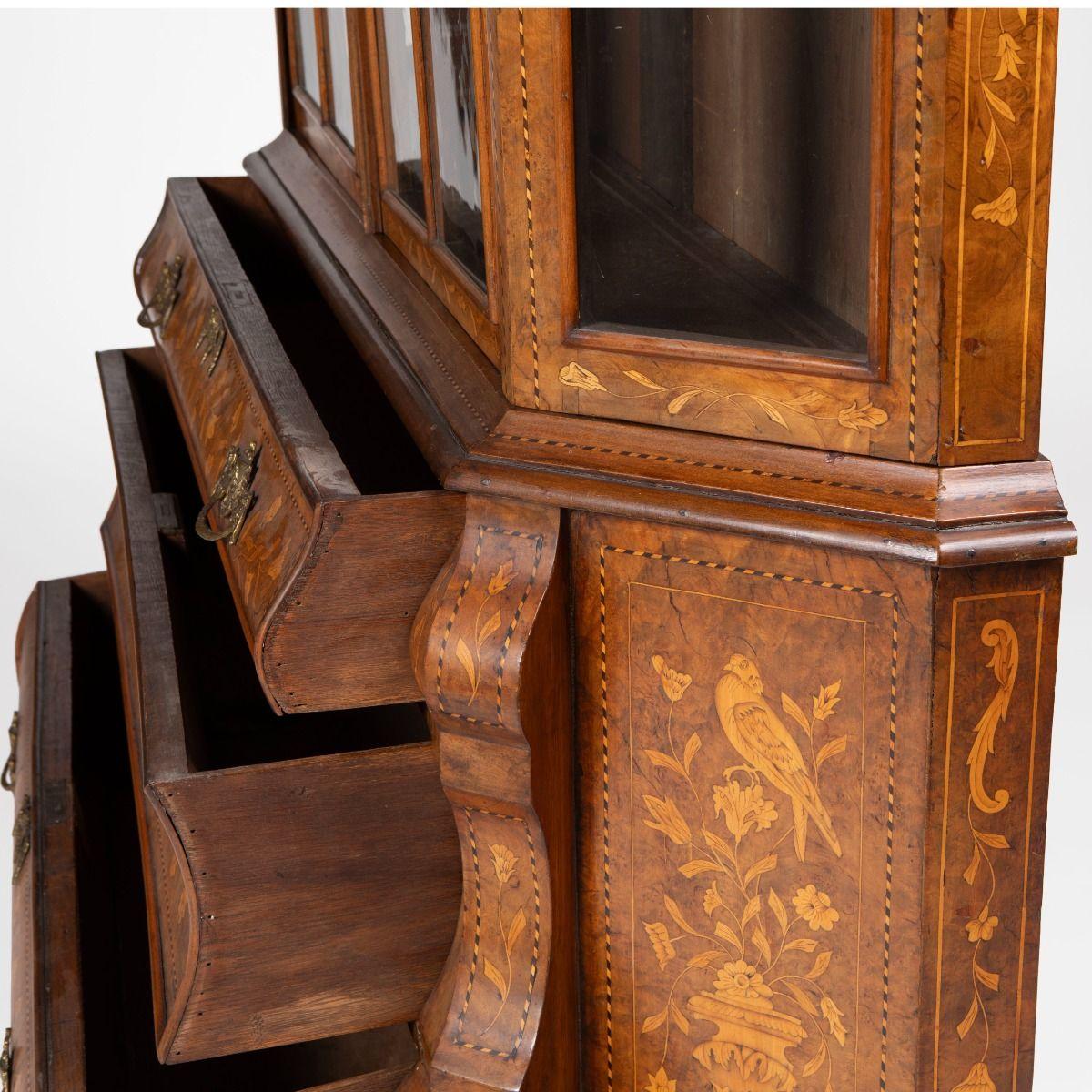 Dutch 18th Century Rococo Vitrine with Bombe Base and Exceptional Marquetry For Sale 8