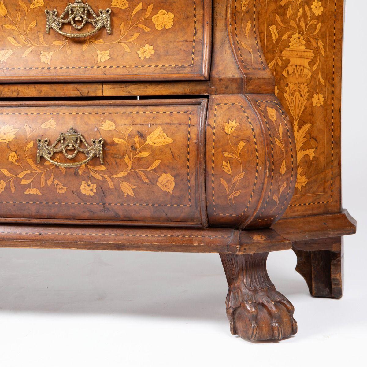 Dutch 18th Century Rococo Vitrine with Bombe Base and Exceptional Marquetry For Sale 11