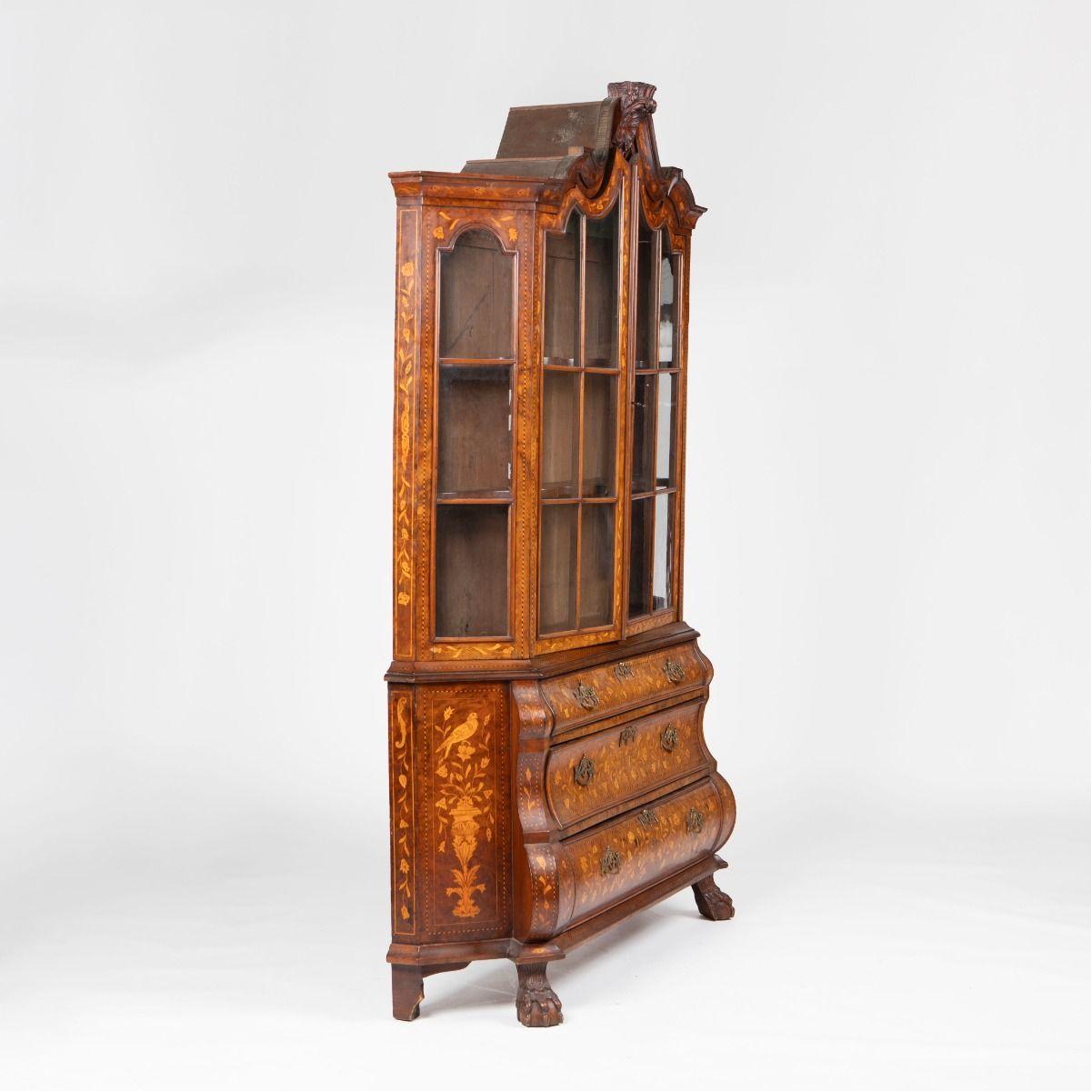 Dutch 18th Century Rococo Vitrine with Bombe Base and Exceptional Marquetry In Good Condition For Sale In Kastrup, DK