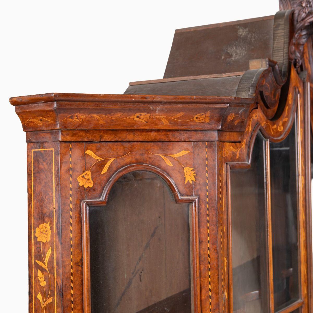 Dutch 18th Century Rococo Vitrine with Bombe Base and Exceptional Marquetry For Sale 2