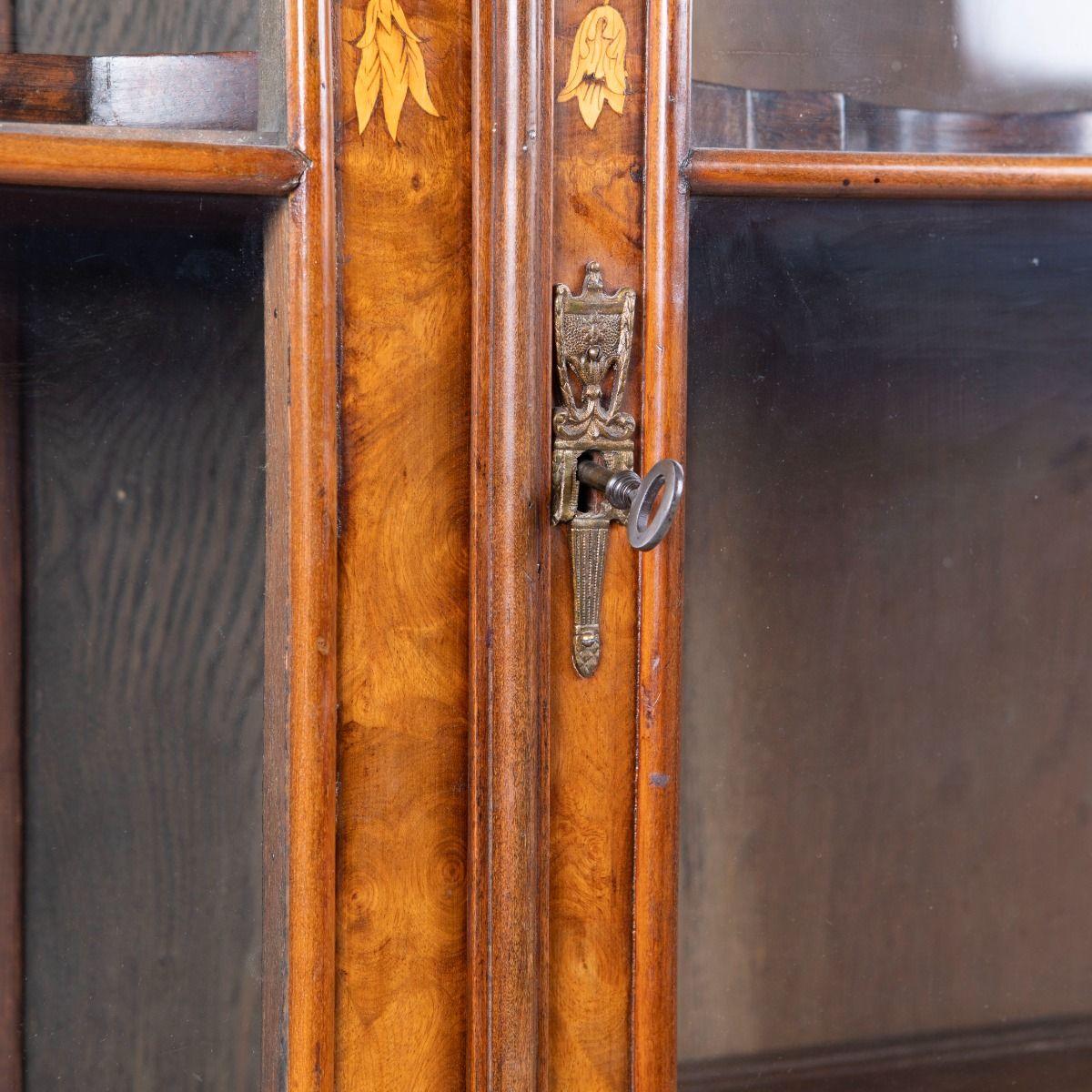 Dutch 18th Century Rococo Vitrine with Bombe Base and Exceptional Marquetry For Sale 4