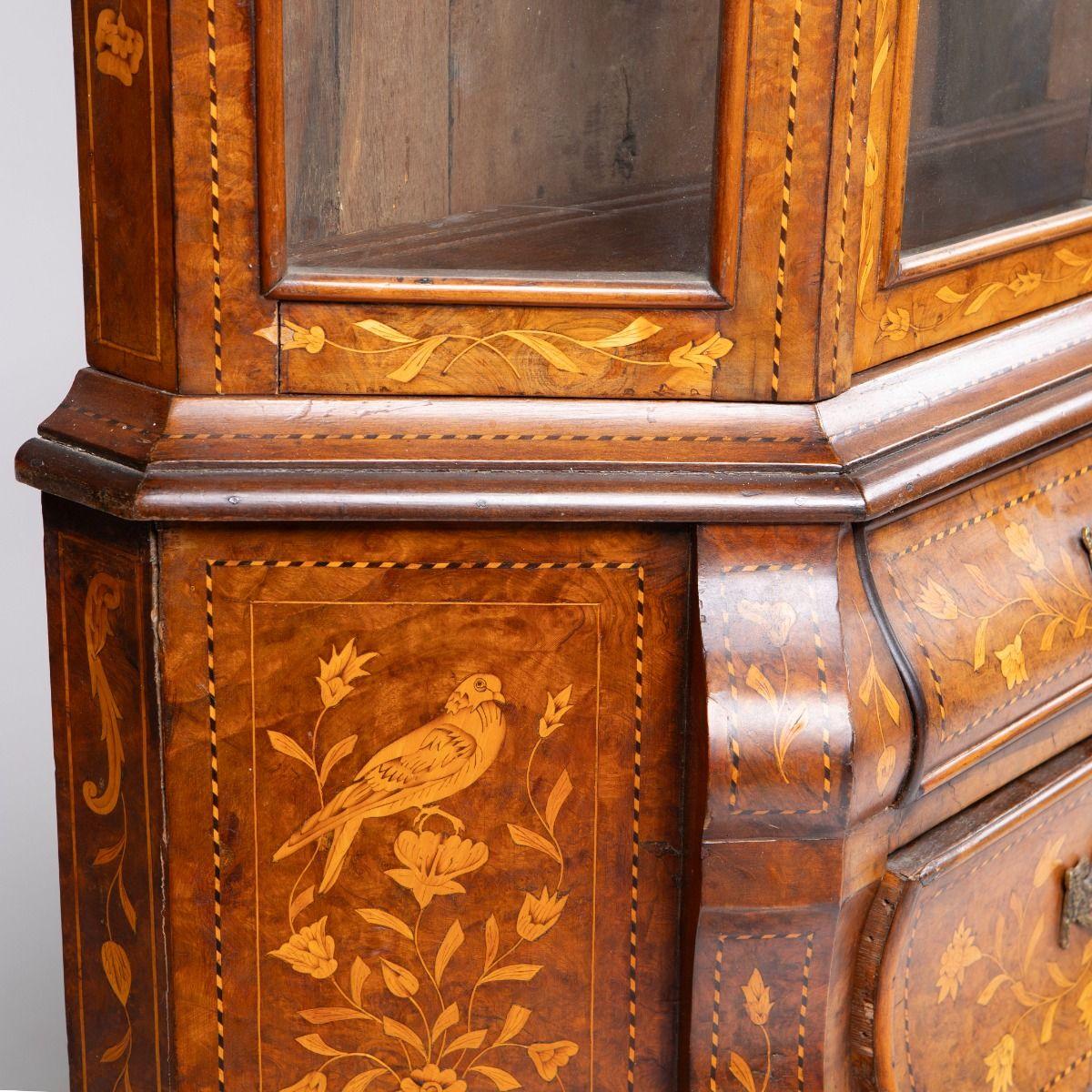 Dutch 18th Century Rococo Vitrine with Bombe Base and Exceptional Marquetry For Sale 5