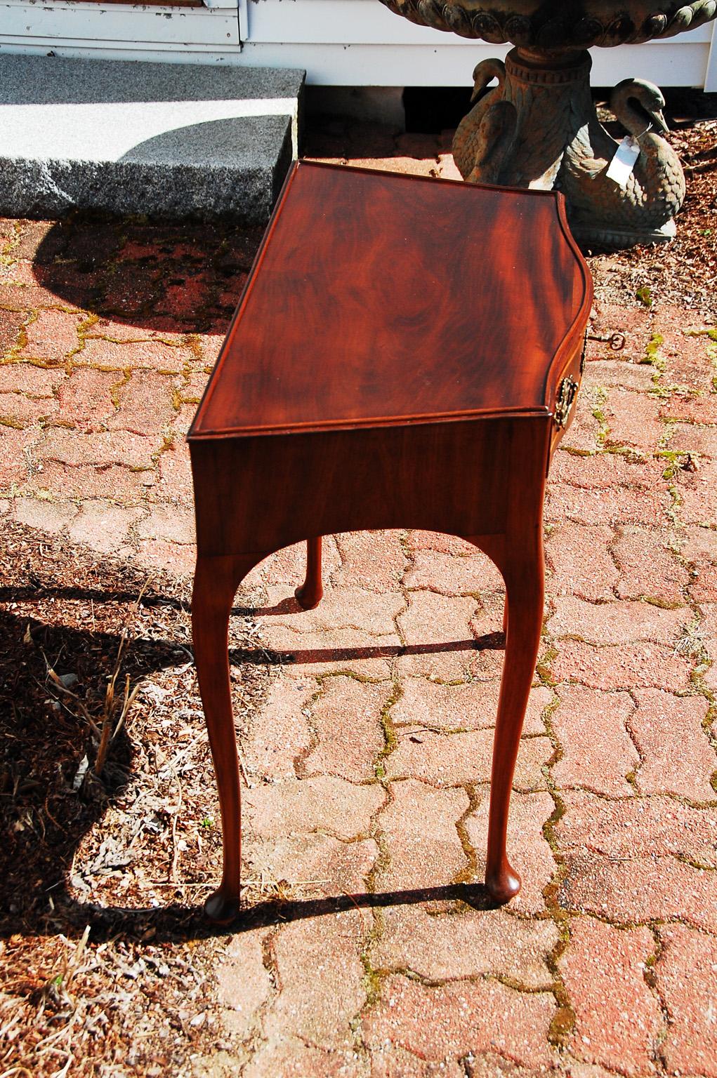 Dutch 18th Century Serpentine Mahogany Sidetable with Drawer and Cabriole Legs 1