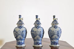 Olandese, 18° secolo Set di tre vasi di Delft
