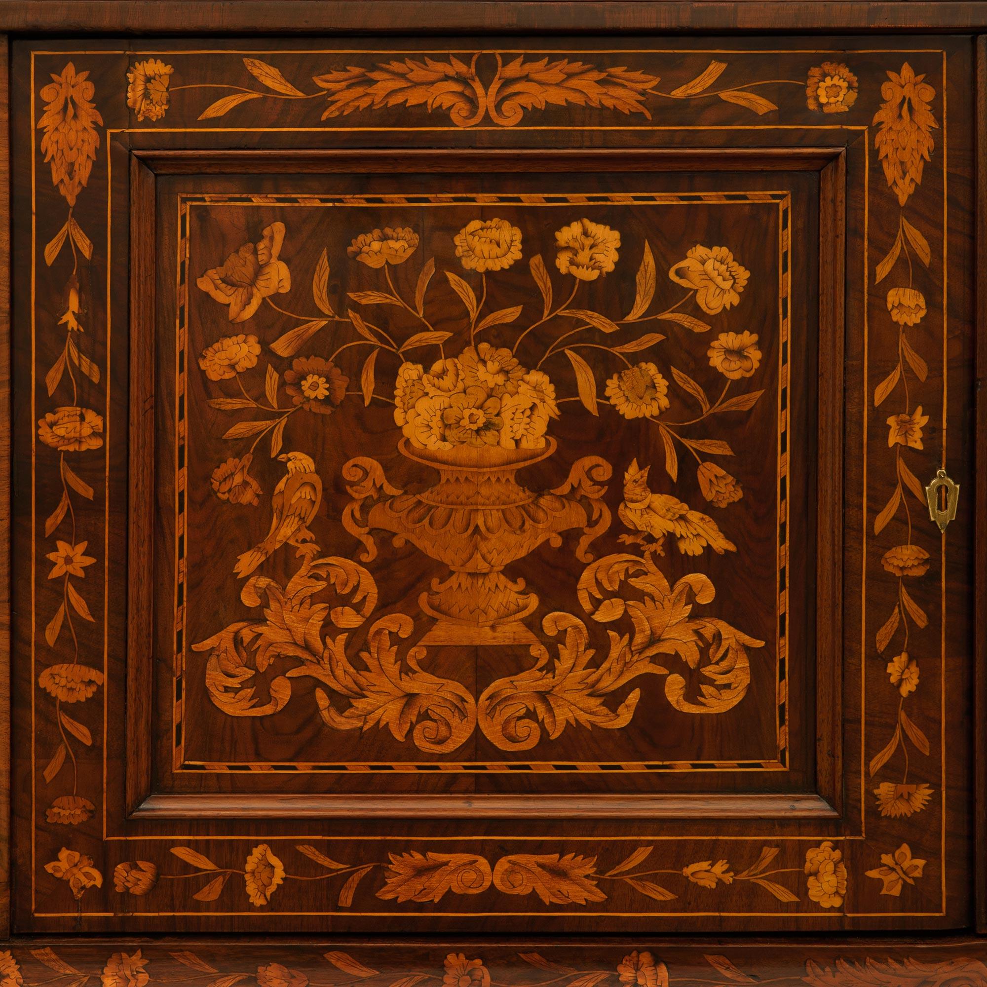 Dutch 18th century Walnut and Fruitwood cabinet vitrine For Sale 4