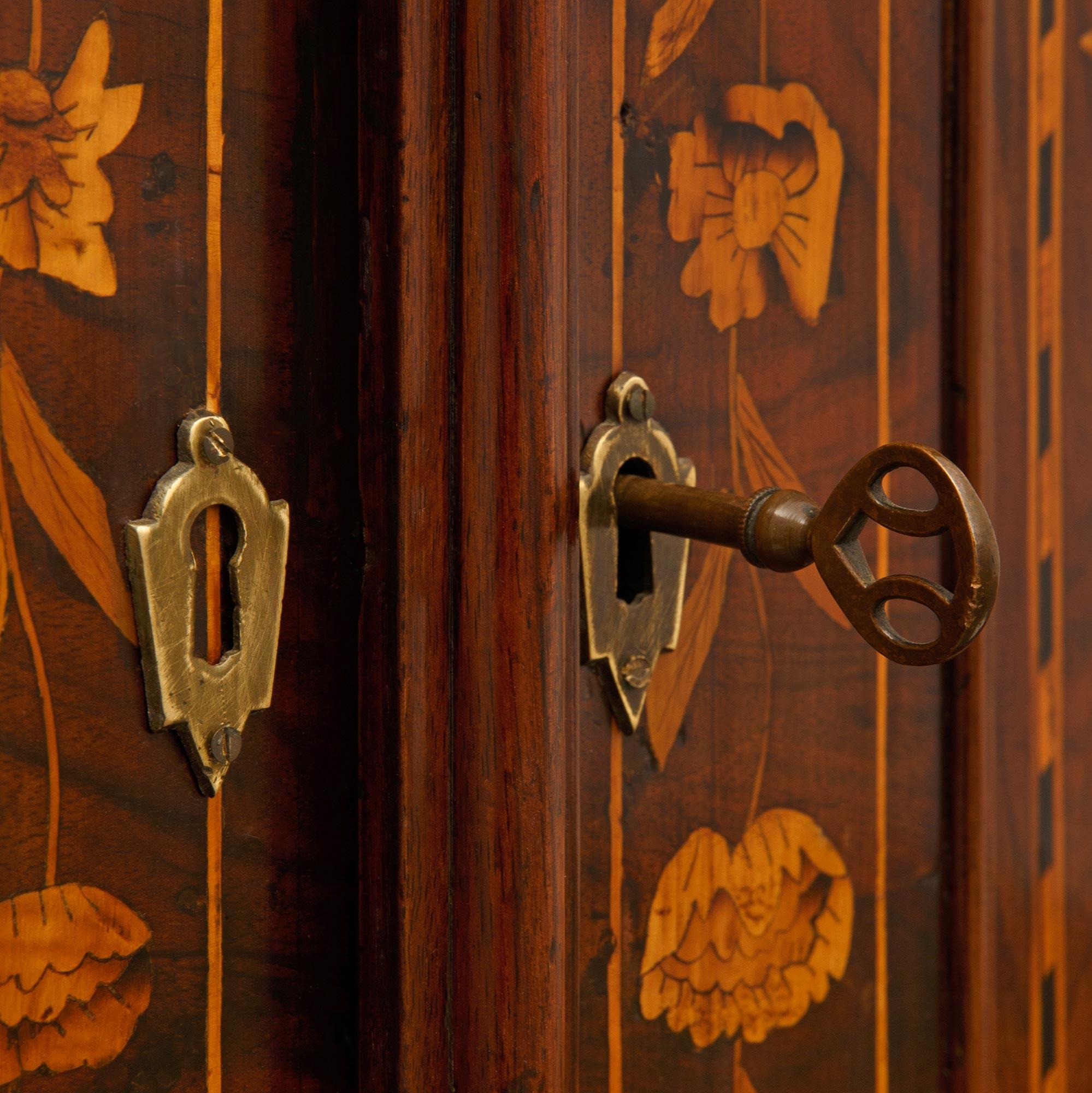 Dutch 18th century Walnut and Fruitwood cabinet vitrine For Sale 5