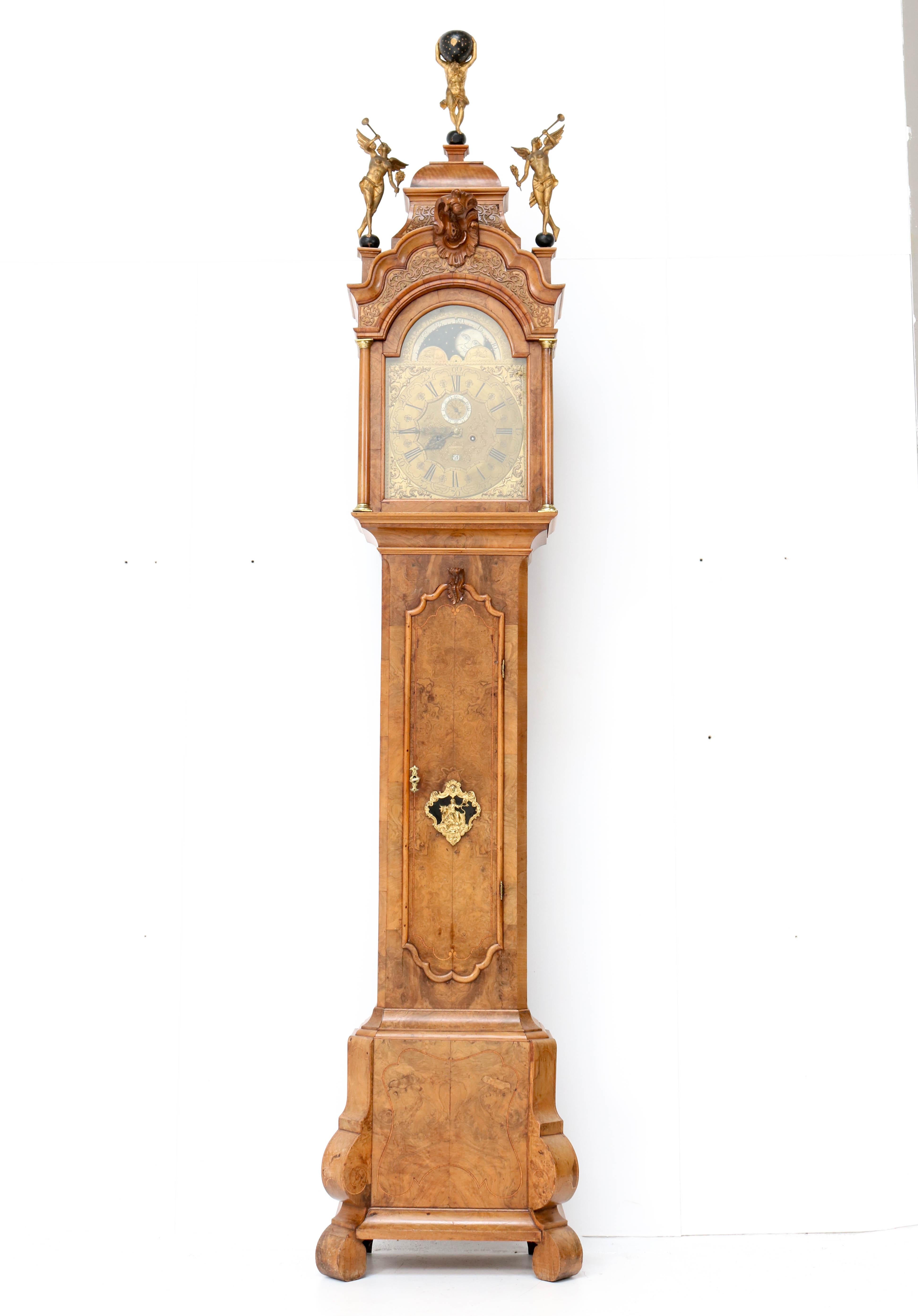 Magnificent and rare Dutch longcase or grandfather clock.
This is a so called Amsterdams Staand Horloge.
Signed: Anthony Auwers 's Hertogen Bosch but made in Amsterdam.
Striking Dutch design from the 18th century.
Walnut bomb base with three