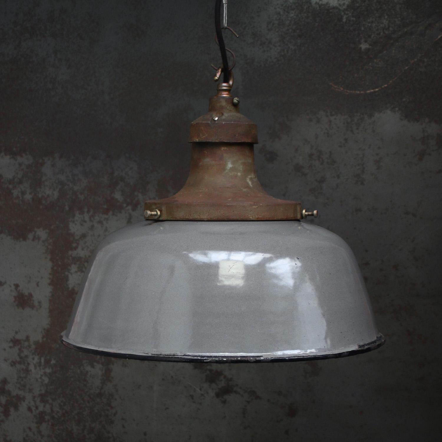 Holandés años 20 antigua luz de taller de garaje
Esmalte marrón gris con tapa de hierro fundido
Interior blanco

Peso: 6,50 kg / 14,3 lb

Precio por unidad. Todas las lámparas se han adecuado a las normas internacionales para bombillas