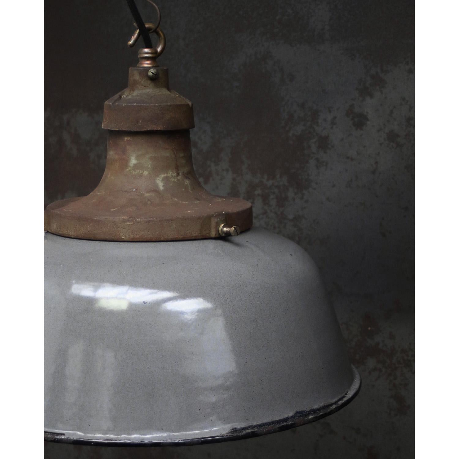 Lámparas colgantes holandesas de hierro fundido esmaltado marrón gris de los años 20 para talleres de garaje Industrial en venta