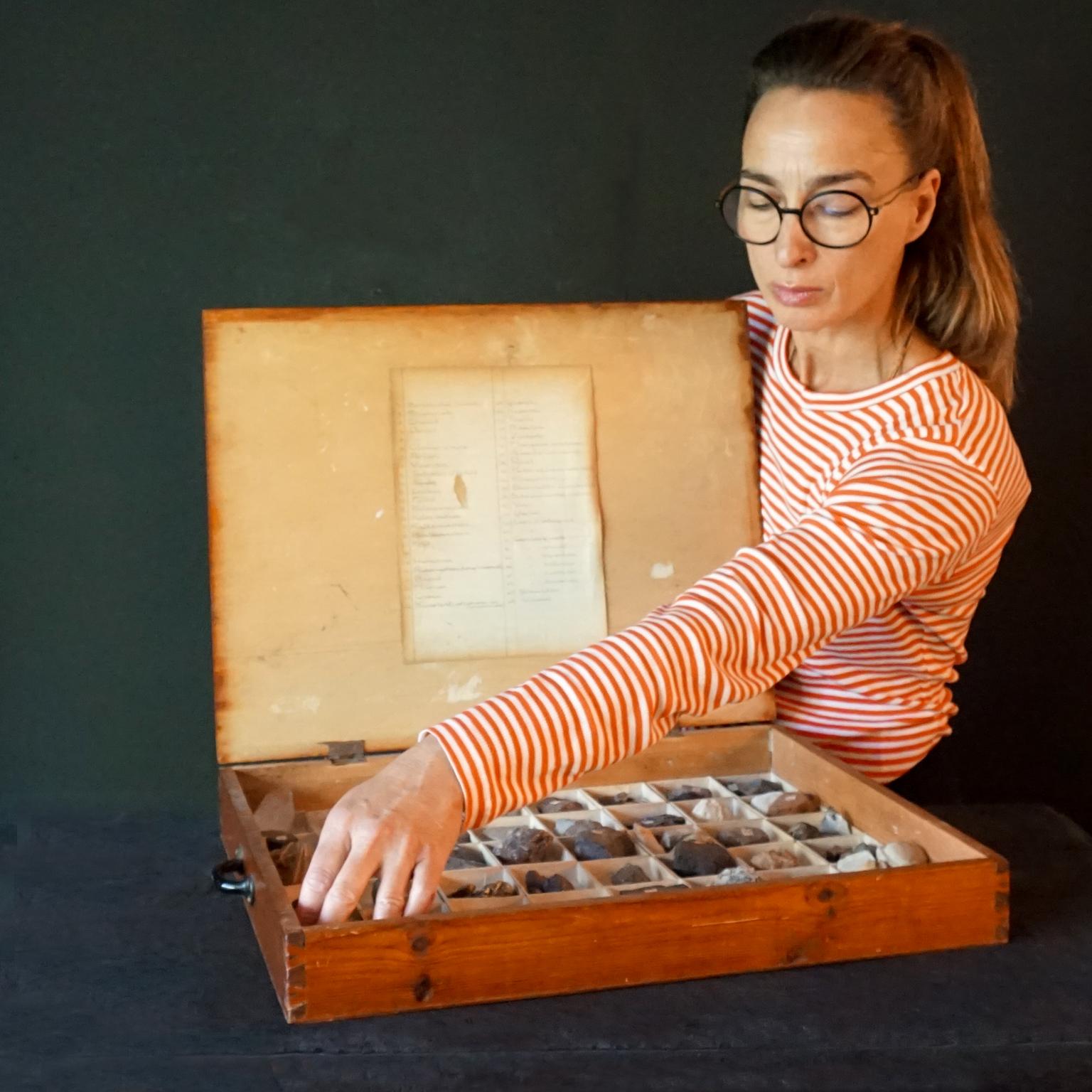 A large fascinating suitcase or box with handles containing a 'homemade' mineral and rock collection with old handwritten Dutch label. It contains 48 specimens found all over Europe.
Two numbers are not filled in (5 and 18) and I think number 17 is