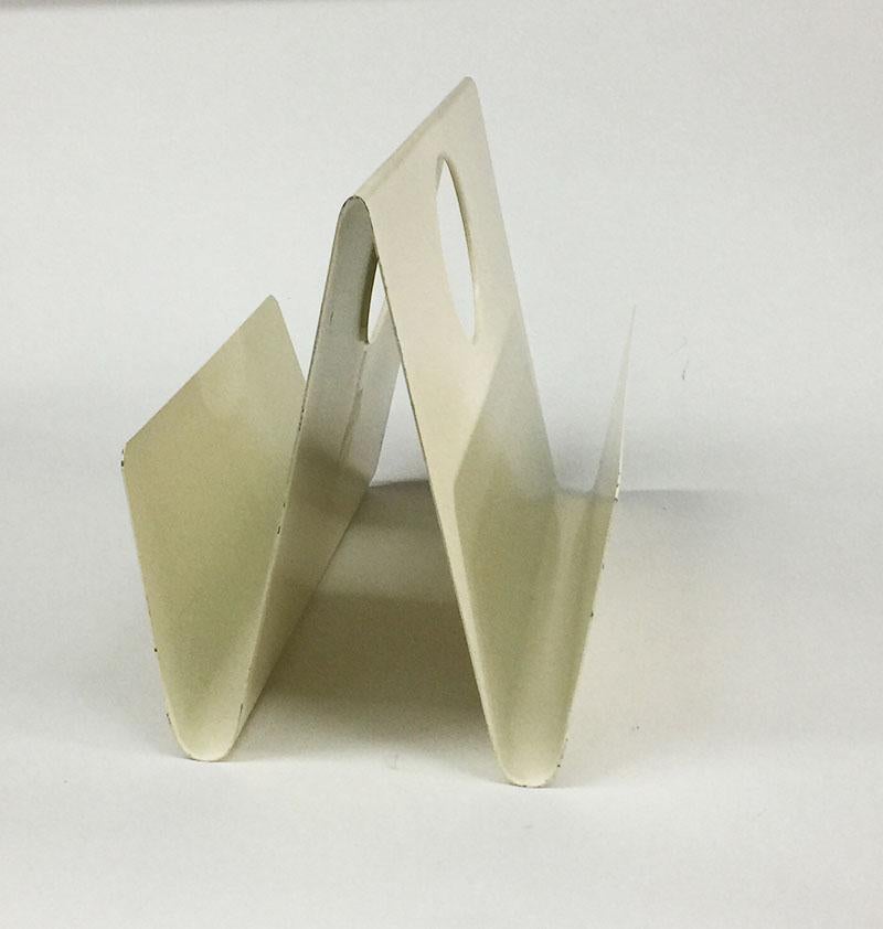 Dutch 1970s folded metal magazine rack

A Dutch design, creme white in folded shape, made of metal magazine rack
1970s, Hilversum, manufactured in the Netherlands

The measurements are 40 cm wide and 29.5 cm high
The depth is 26 cm

The