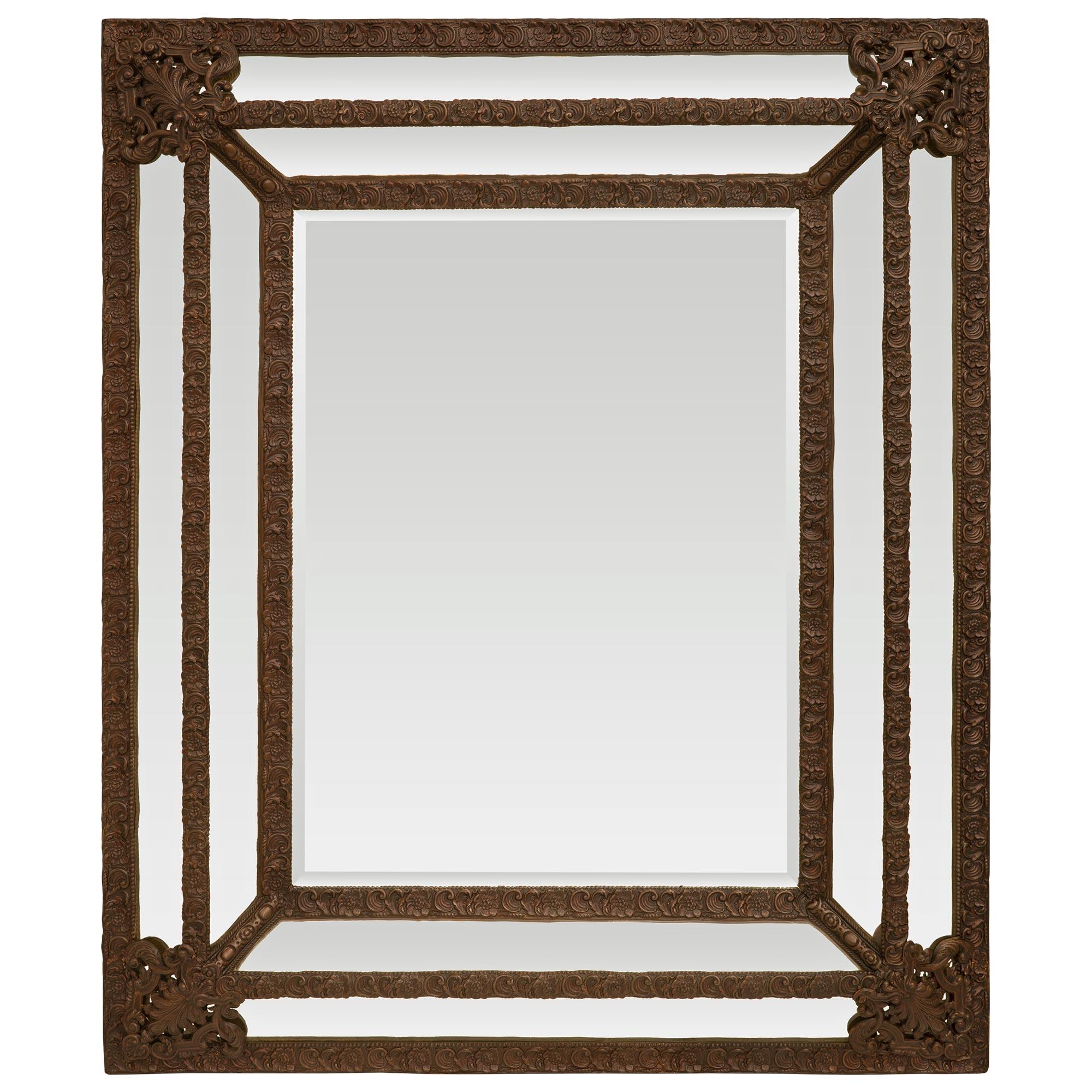 XIXe siècle Miroir à double cadre en métal pressé patiné de style baroque hollandais du 19ème siècle en vente